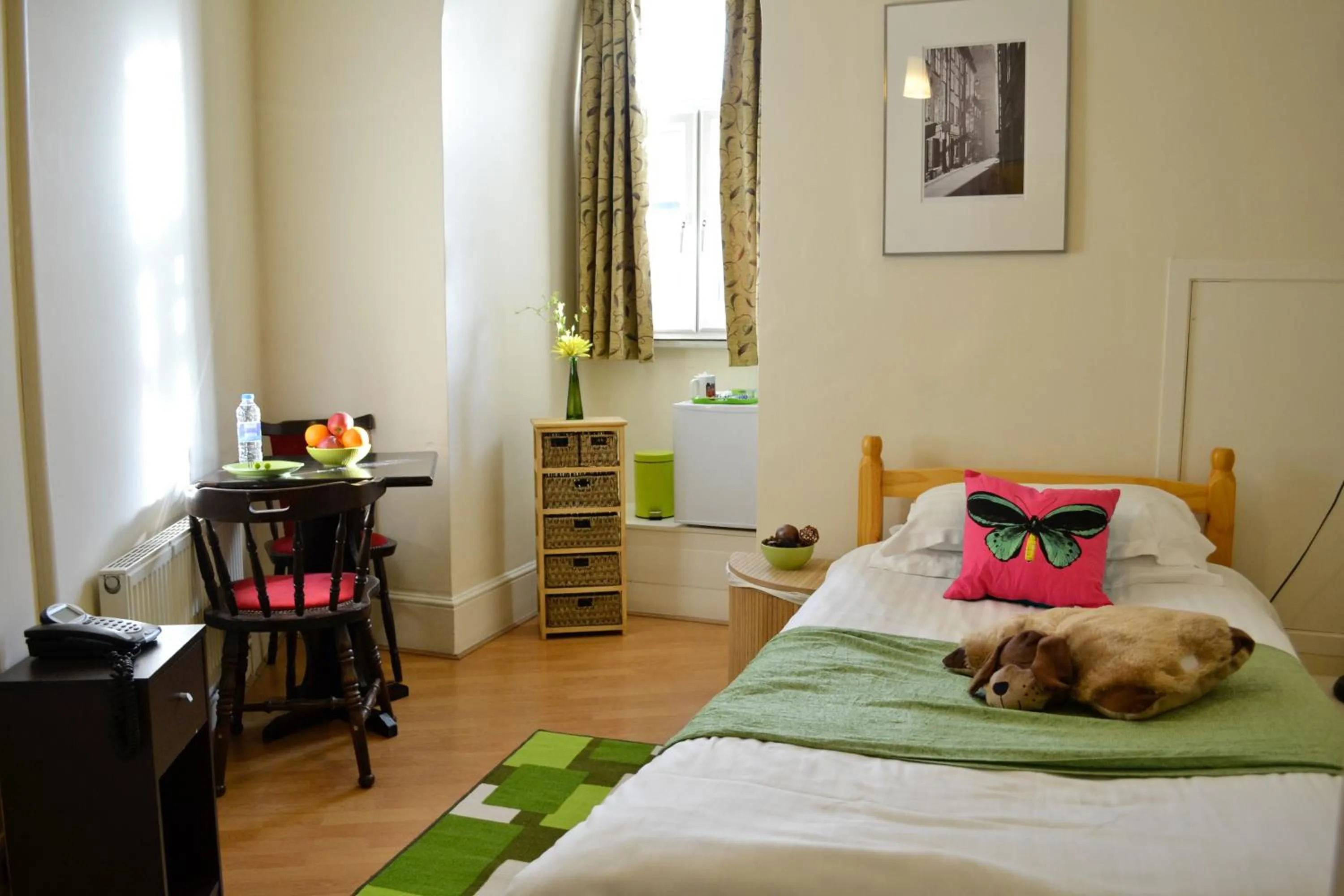 Photo of the whole room, Bed in City London Hotel