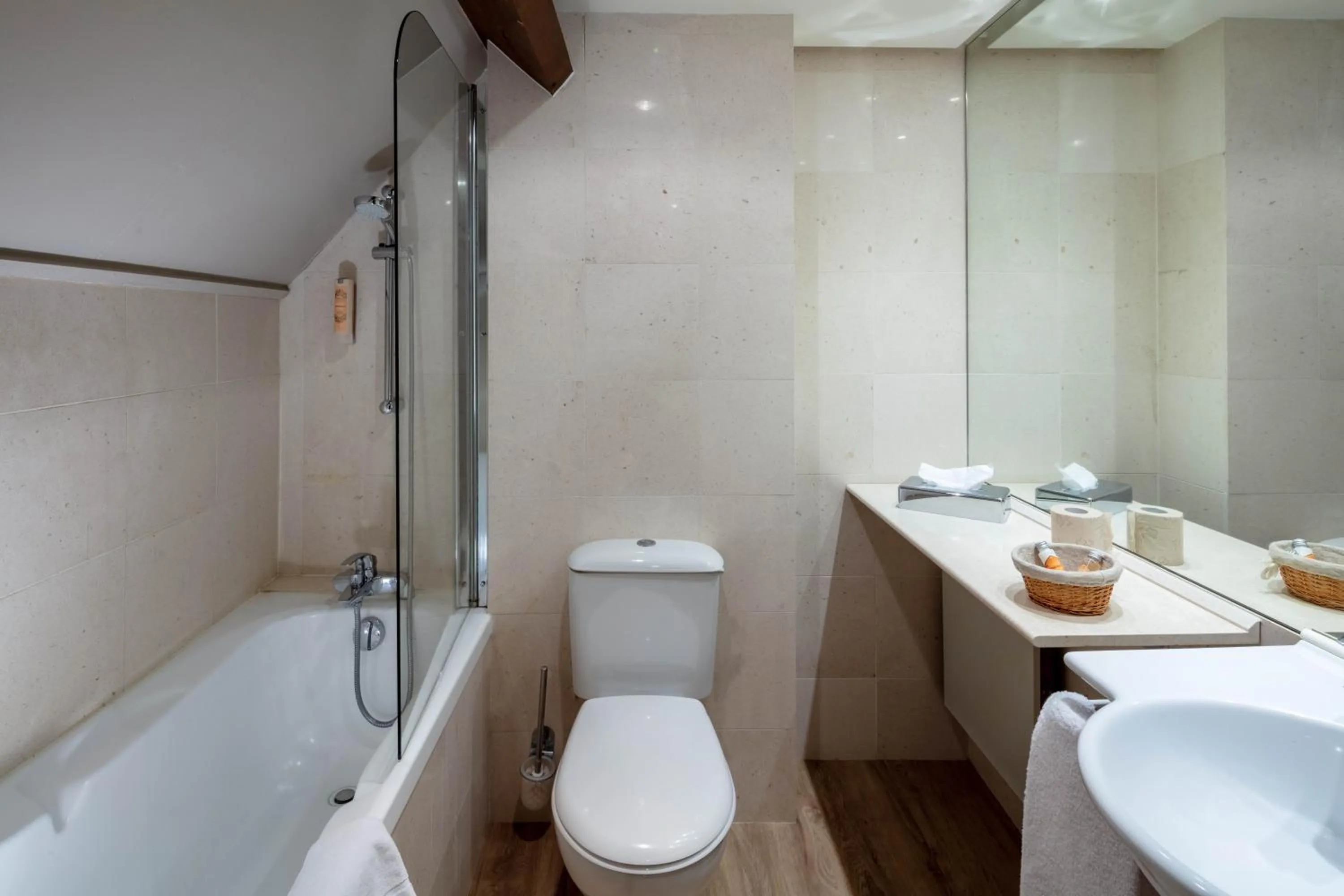 Bedroom in Garrigae Manoir de Beauvoir Poitiers Sud - Hotel & Spa