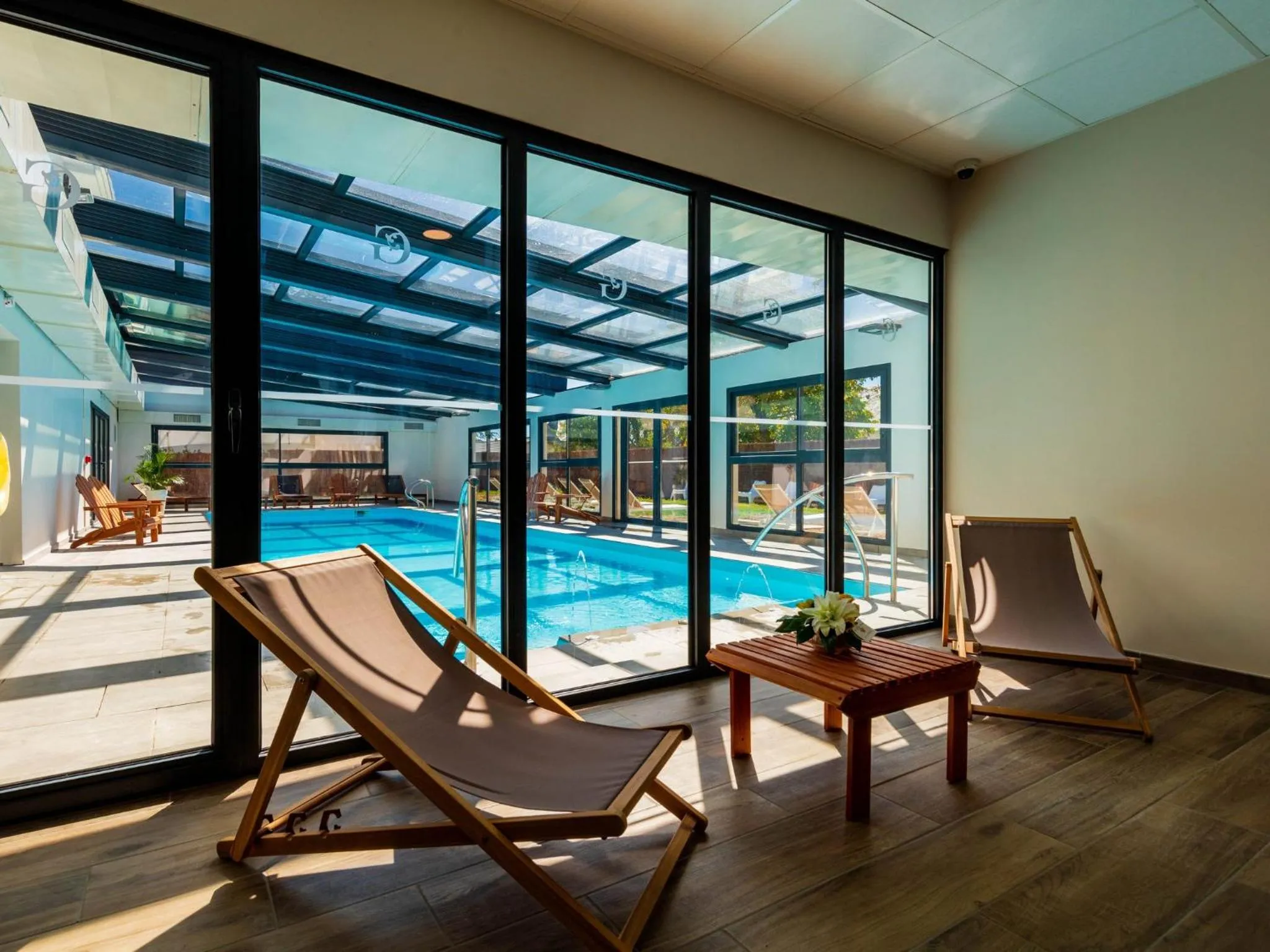 Swimming pool in Garrigae Manoir de Beauvoir Poitiers Sud - Hotel & Spa