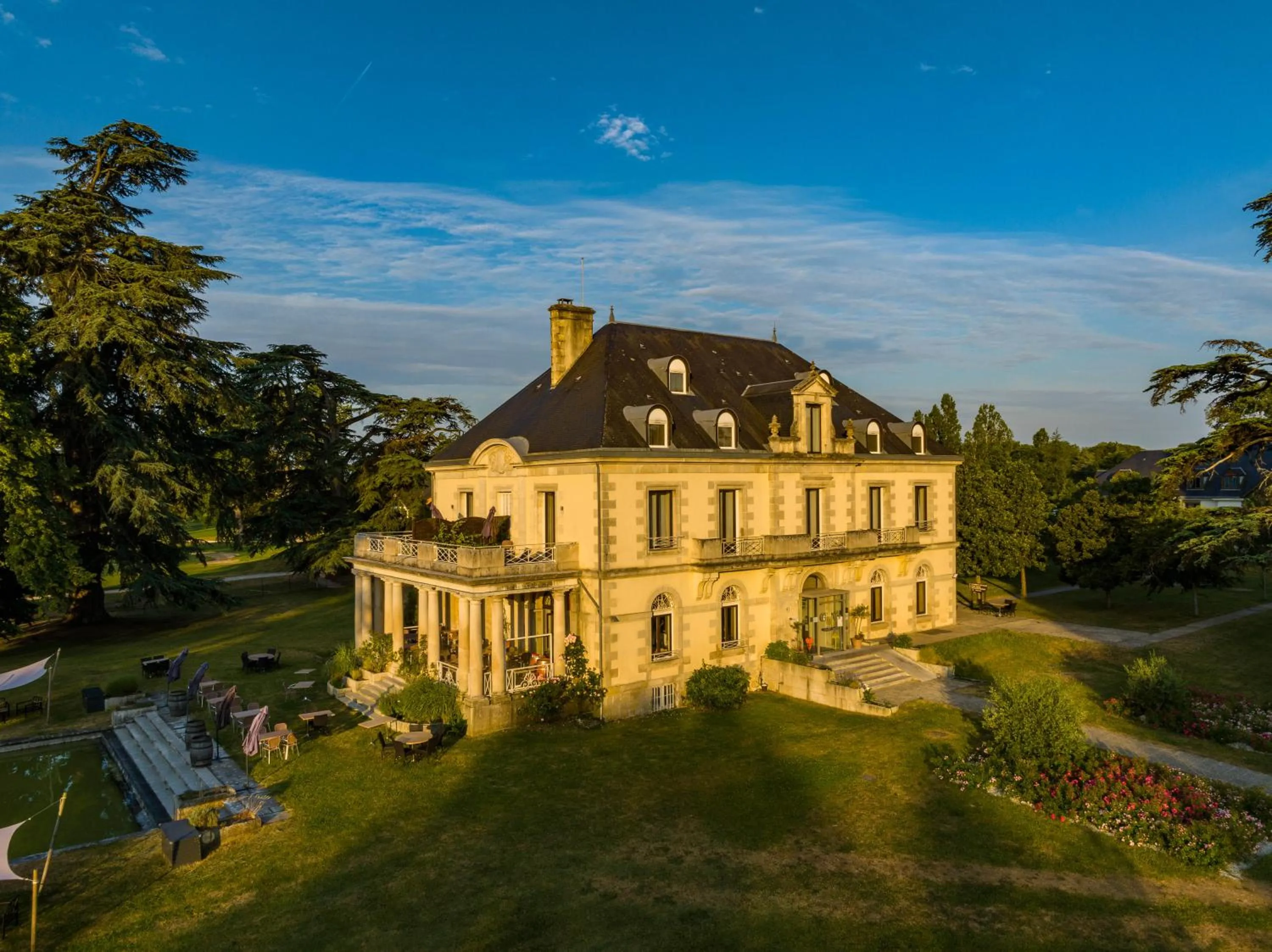 Property building in Garrigae Manoir de Beauvoir Poitiers Sud - Hotel & Spa