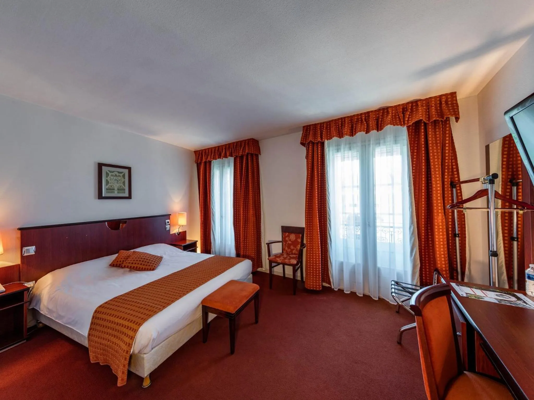 Photo of the whole room, Bed in Noemys Neris Montlucon - hotel restaurant