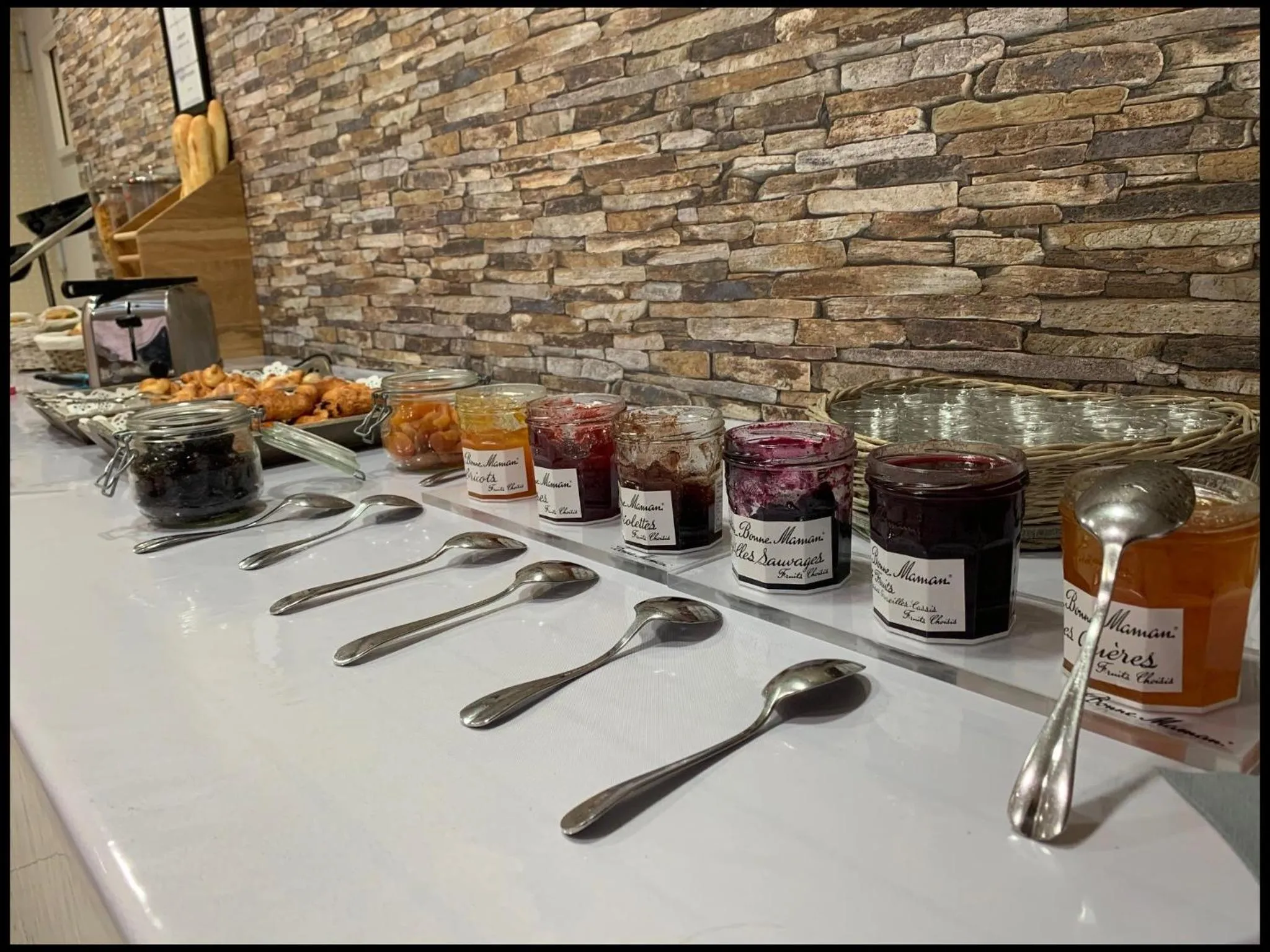 Buffet breakfast in Noemys Neris Montlucon - hotel restaurant