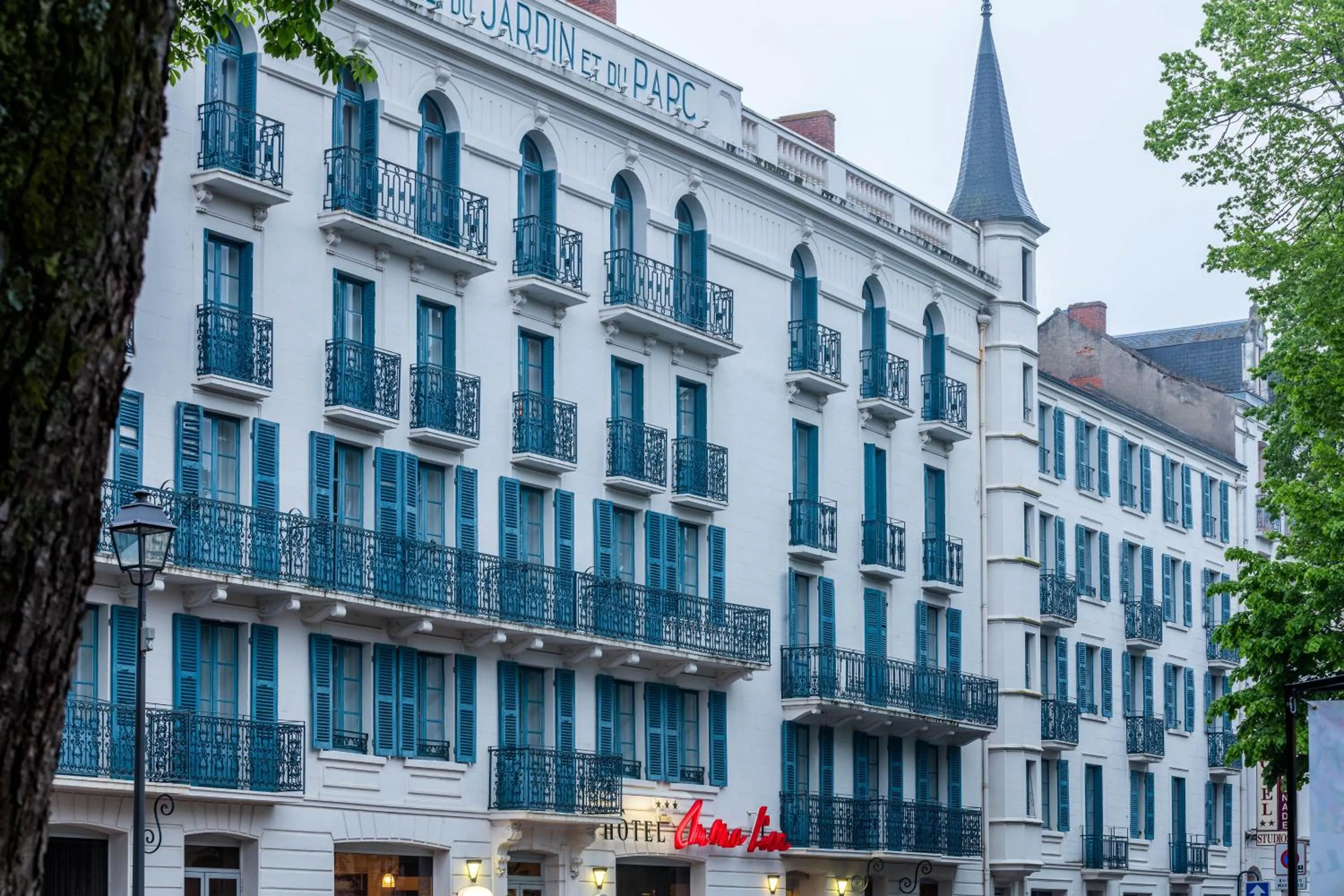 Property building in Noemys Neris Montlucon - hotel restaurant