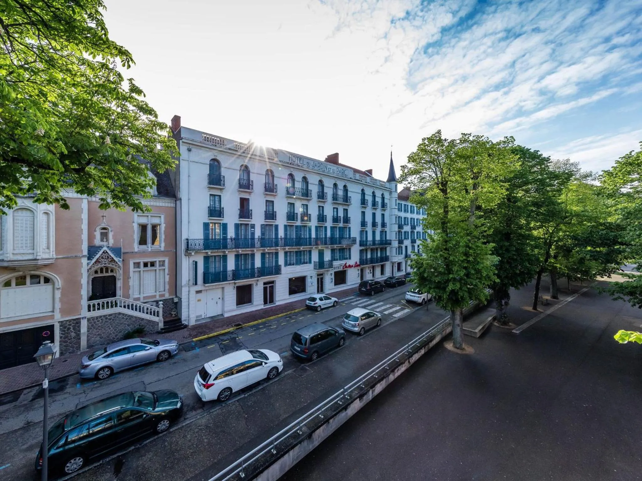 Street view in Noemys Neris Montlucon - hotel restaurant