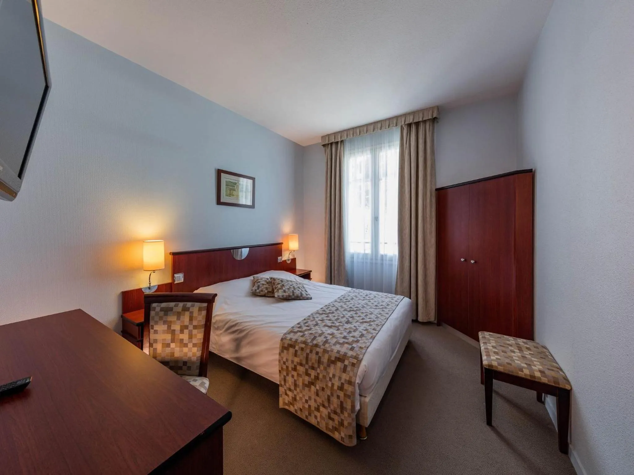 Bedroom, Bed in Noemys Neris Montlucon - hotel restaurant