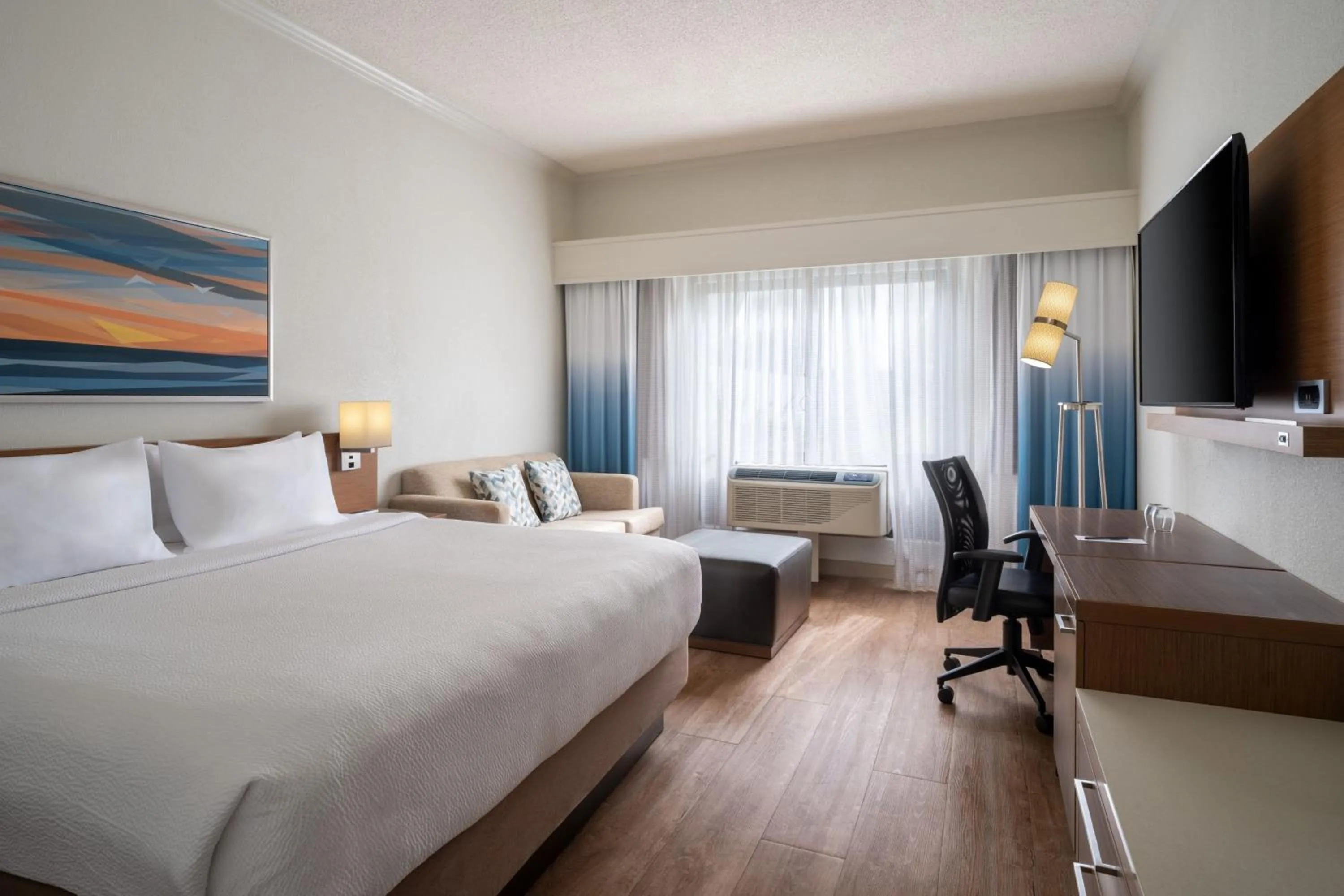 Photo of the whole room, Bed in Courtyard by Marriott - Naples