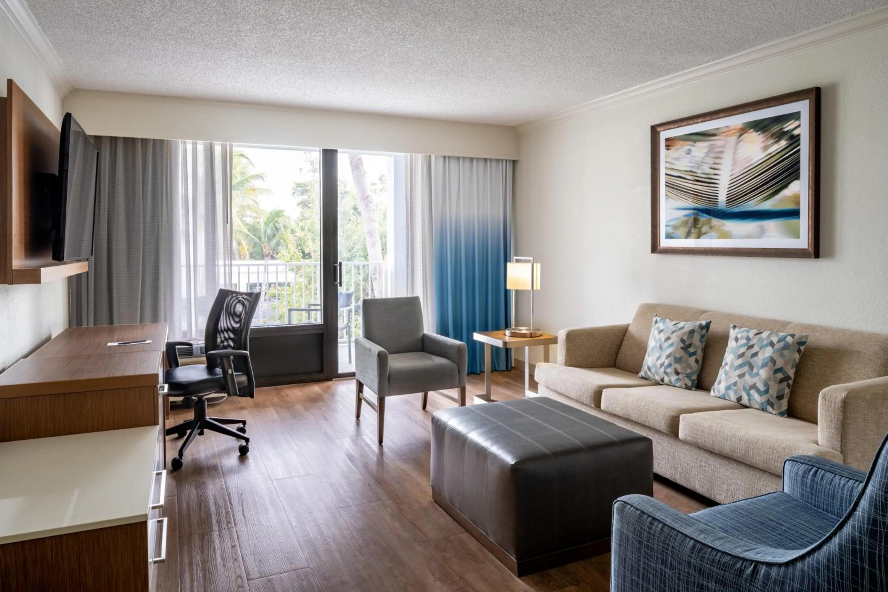 Seating area in Courtyard by Marriott - Naples