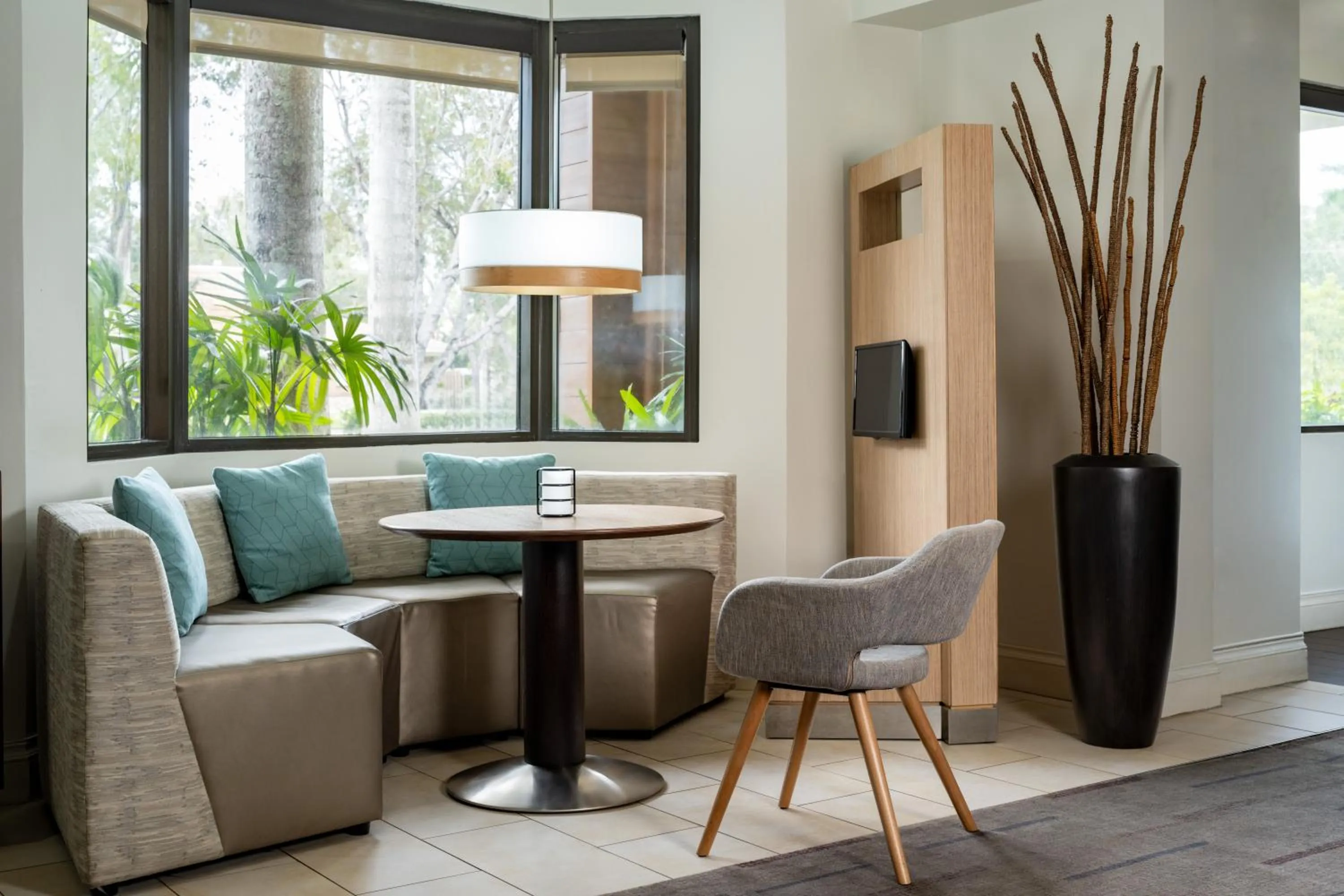 Dining area in Courtyard by Marriott - Naples