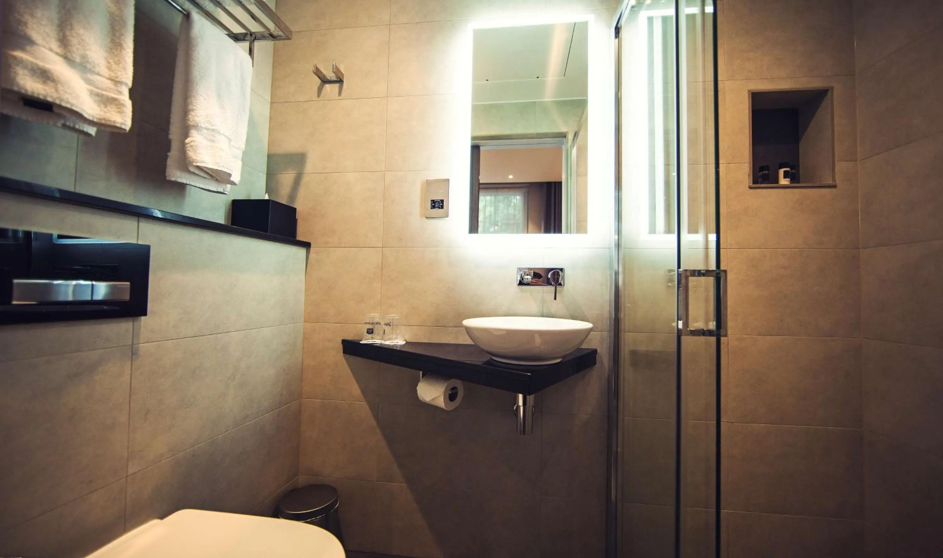 Bathroom in Best Western Plus Delmere Hotel