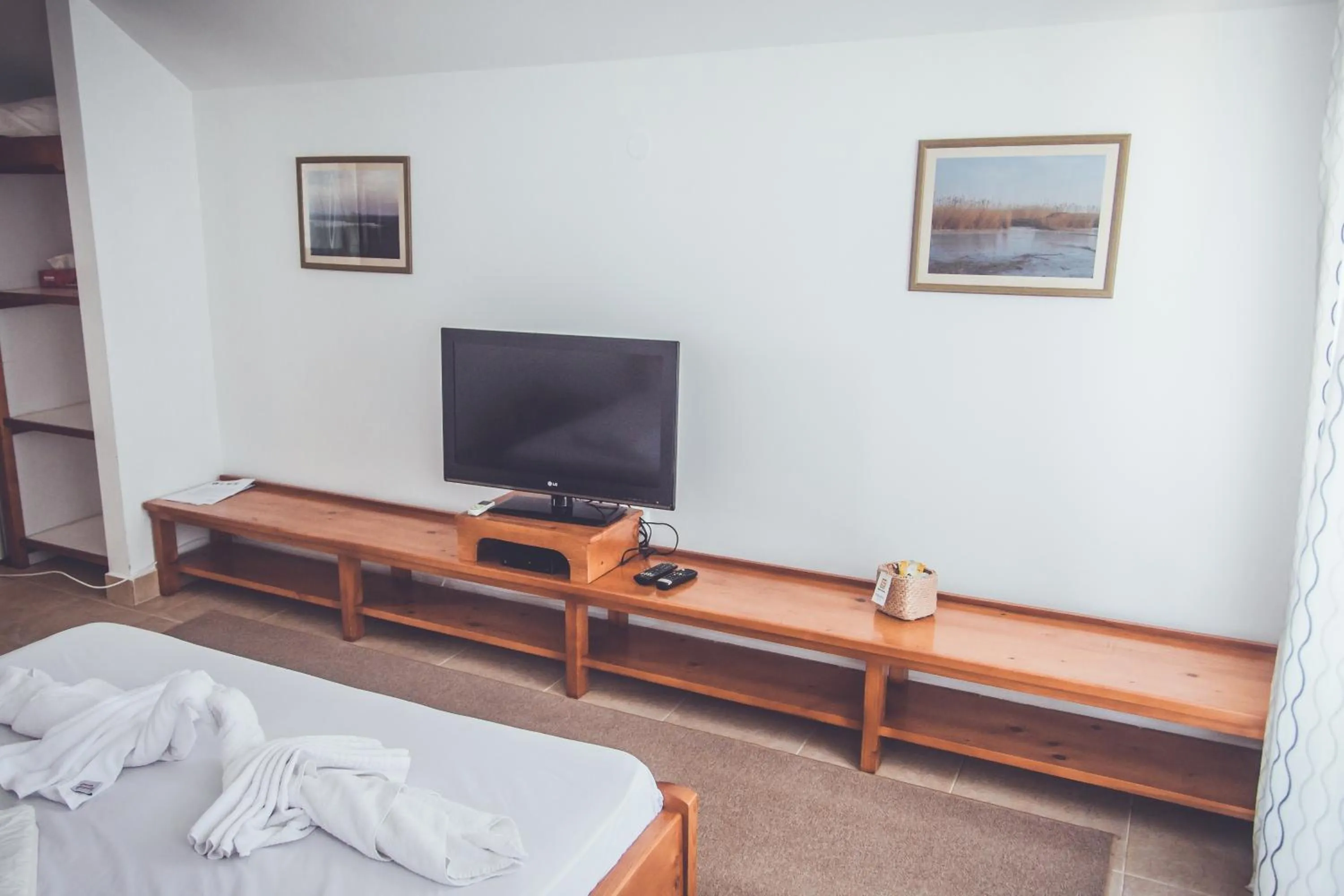 Photo of the whole room in Casa Pescarilor