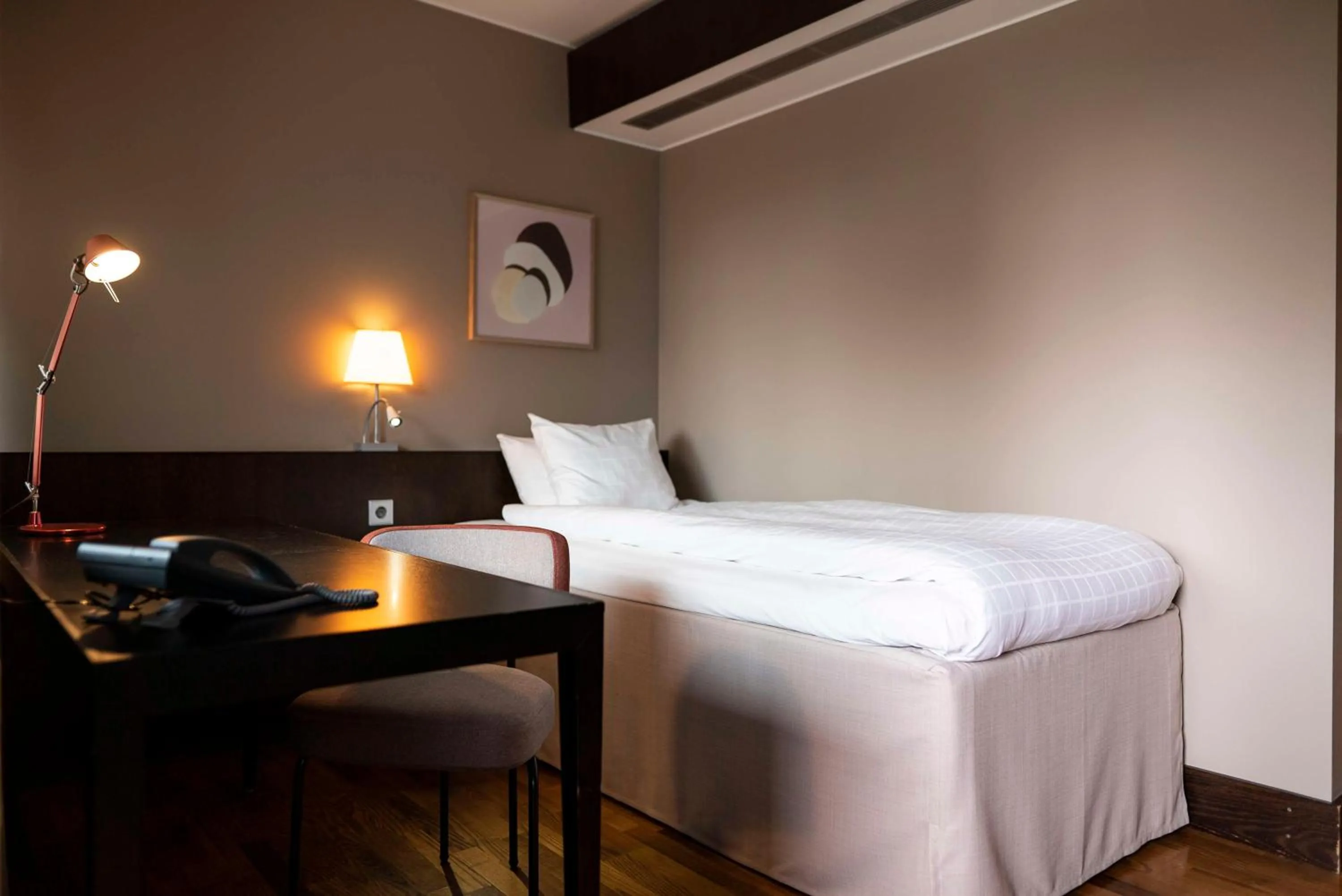 Bedroom, Bed in Scandic Anglais