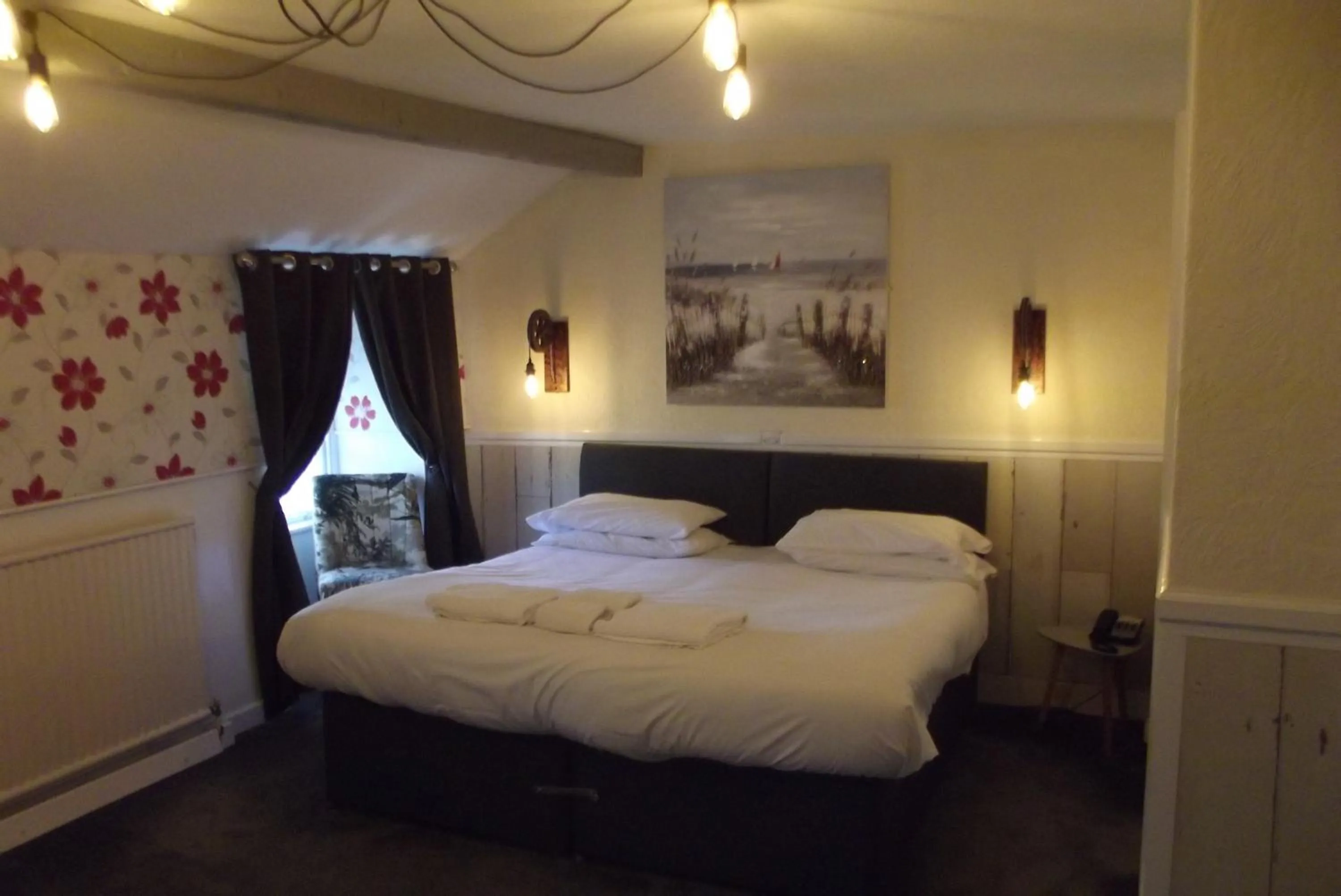 Bed in The Liverpool Arms Hotel