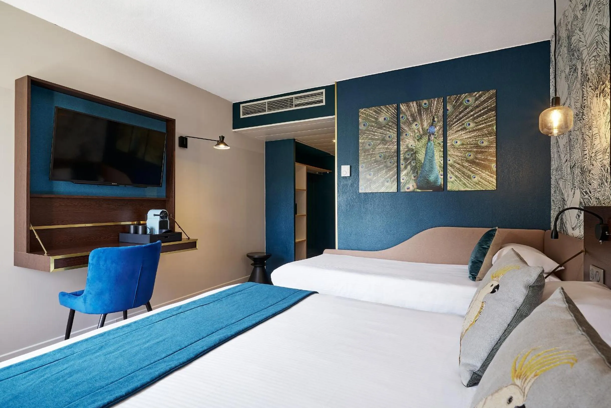 Bedroom, Bed in Hôtel Birdy by Happyculture