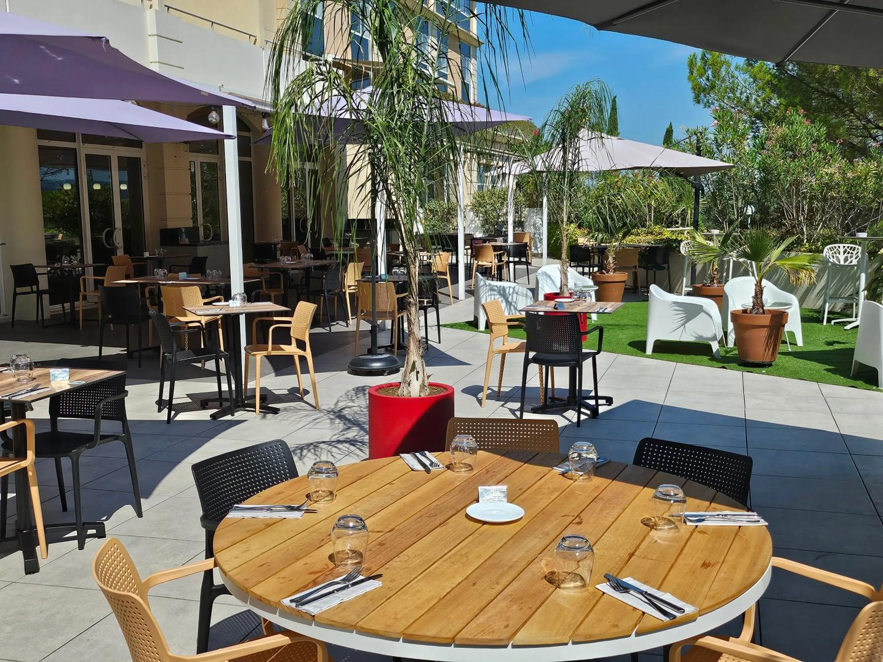 Patio in Hôtel Birdy by Happyculture