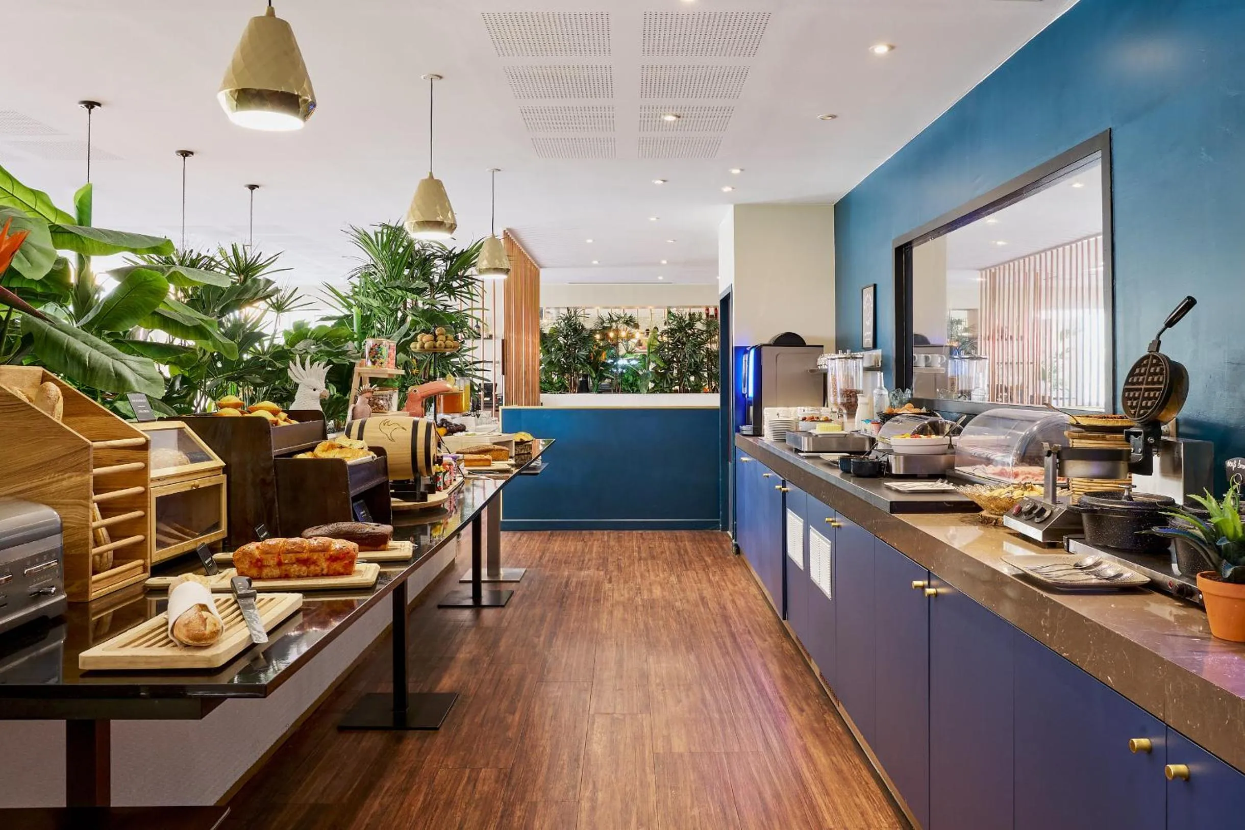 Buffet breakfast in Hôtel Birdy by Happyculture
