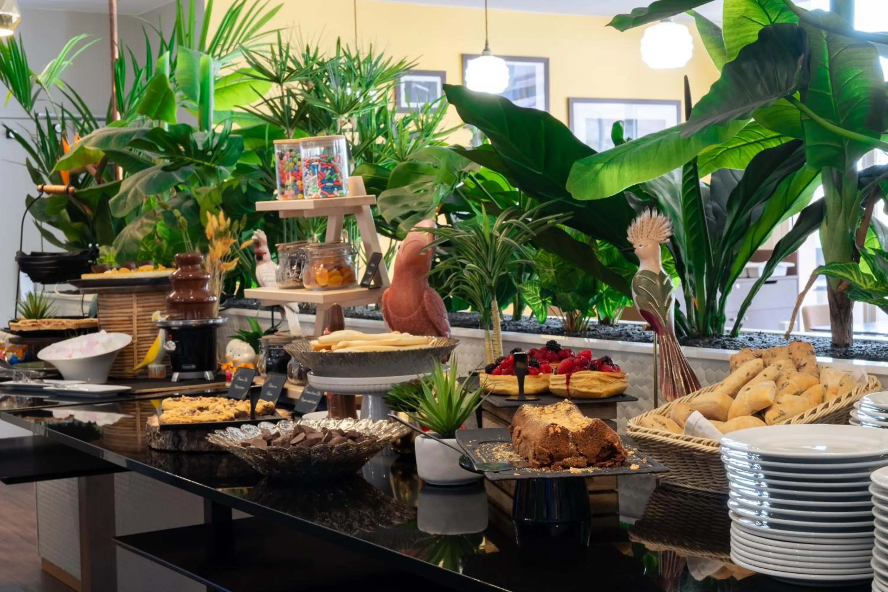 Buffet breakfast in Hôtel Birdy by Happyculture