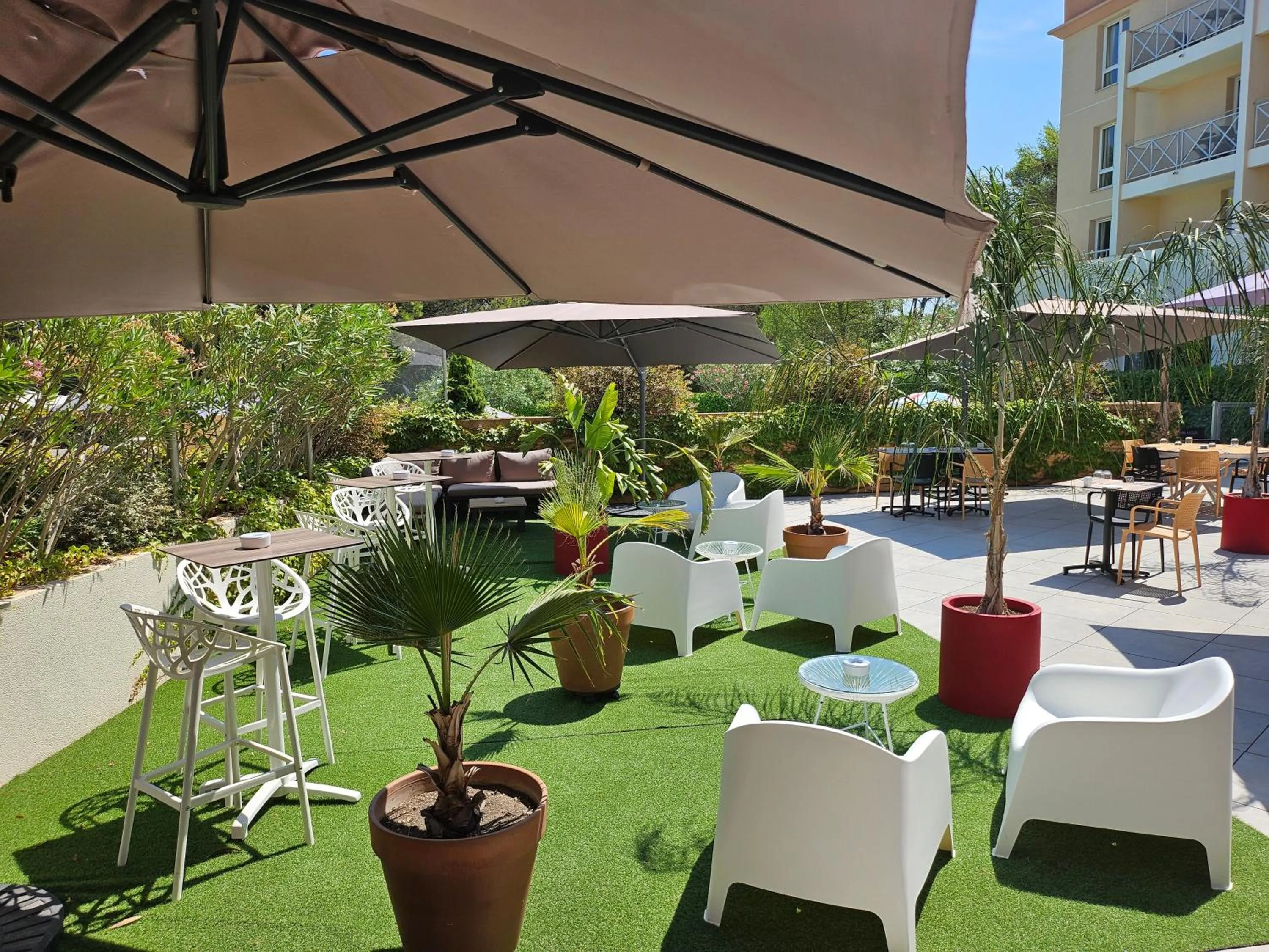 Patio in Hôtel Birdy by Happyculture