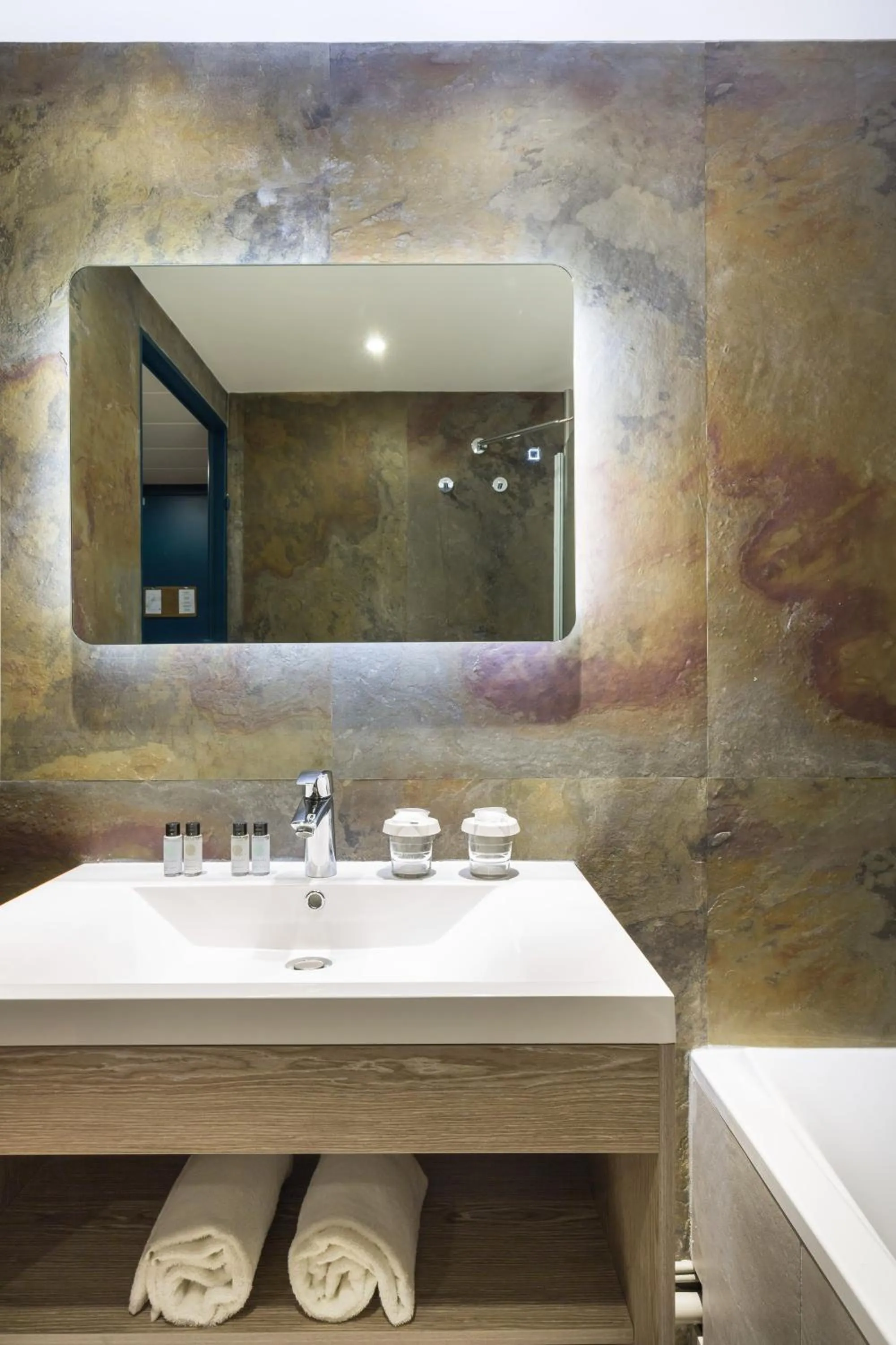 Toilet in Hôtel Birdy by Happyculture