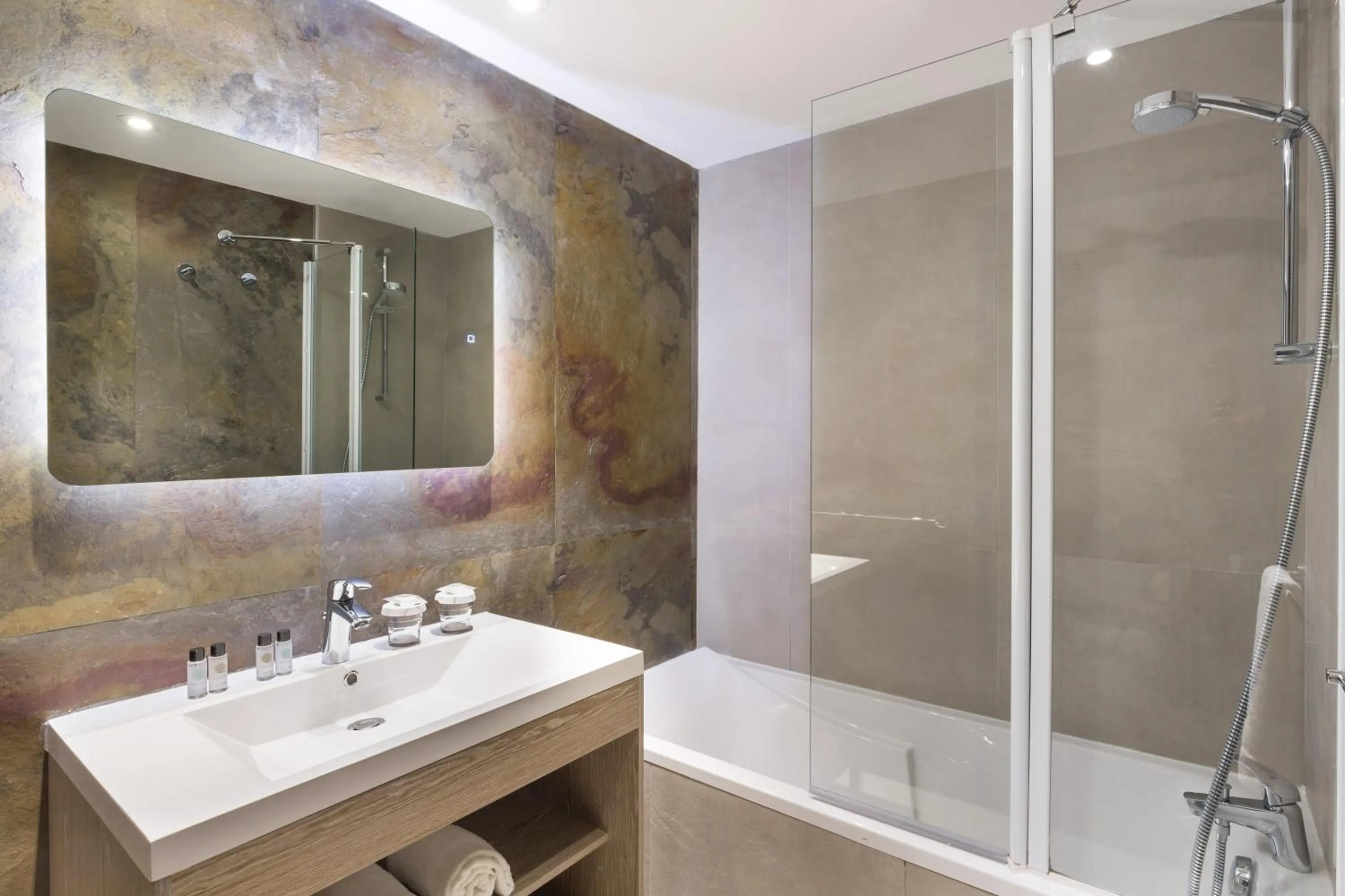 Bathroom in Hôtel Birdy by Happyculture