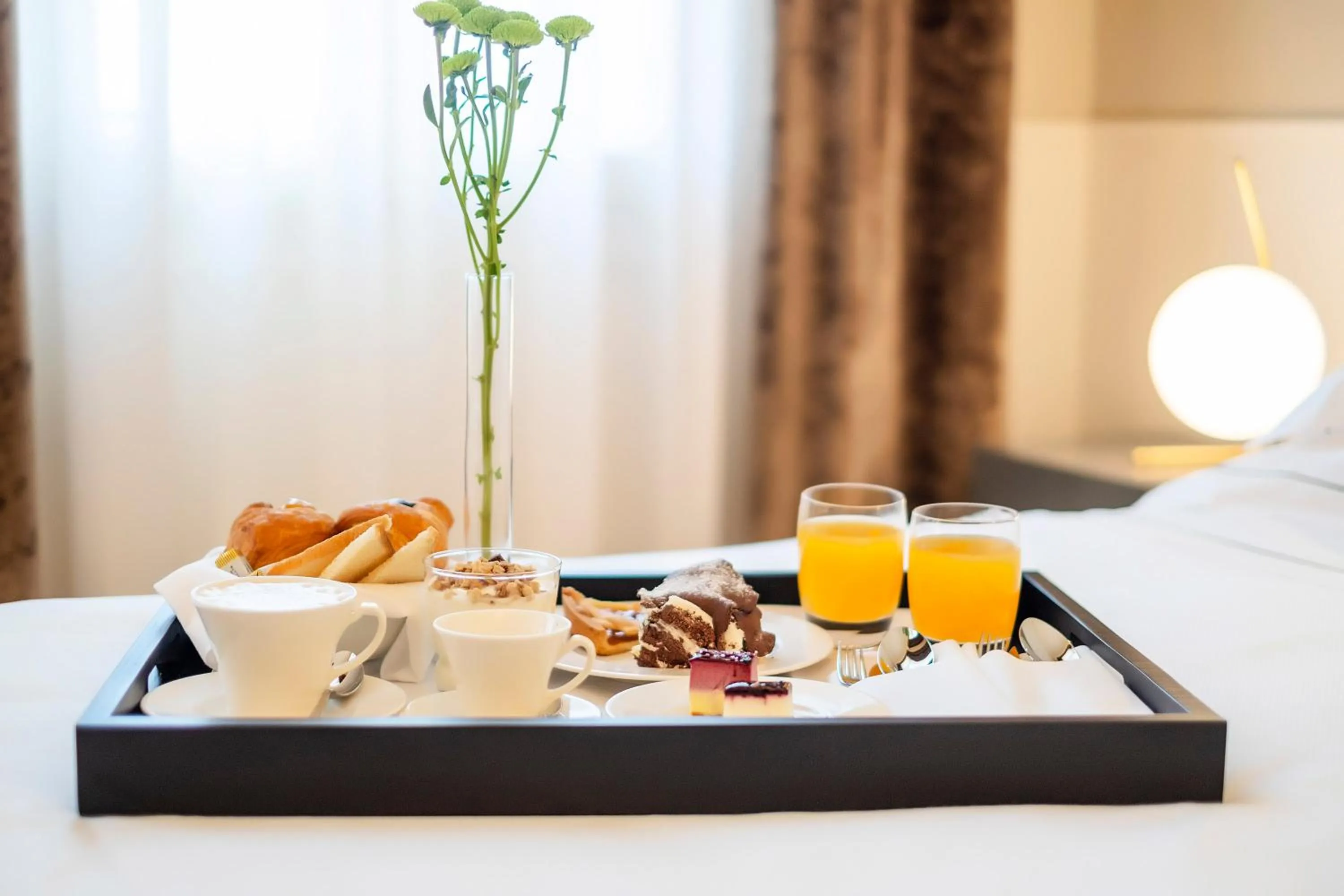 Food and drinks, Bed in Hotel Villa Soligo - Small Luxury Hotels of the World
