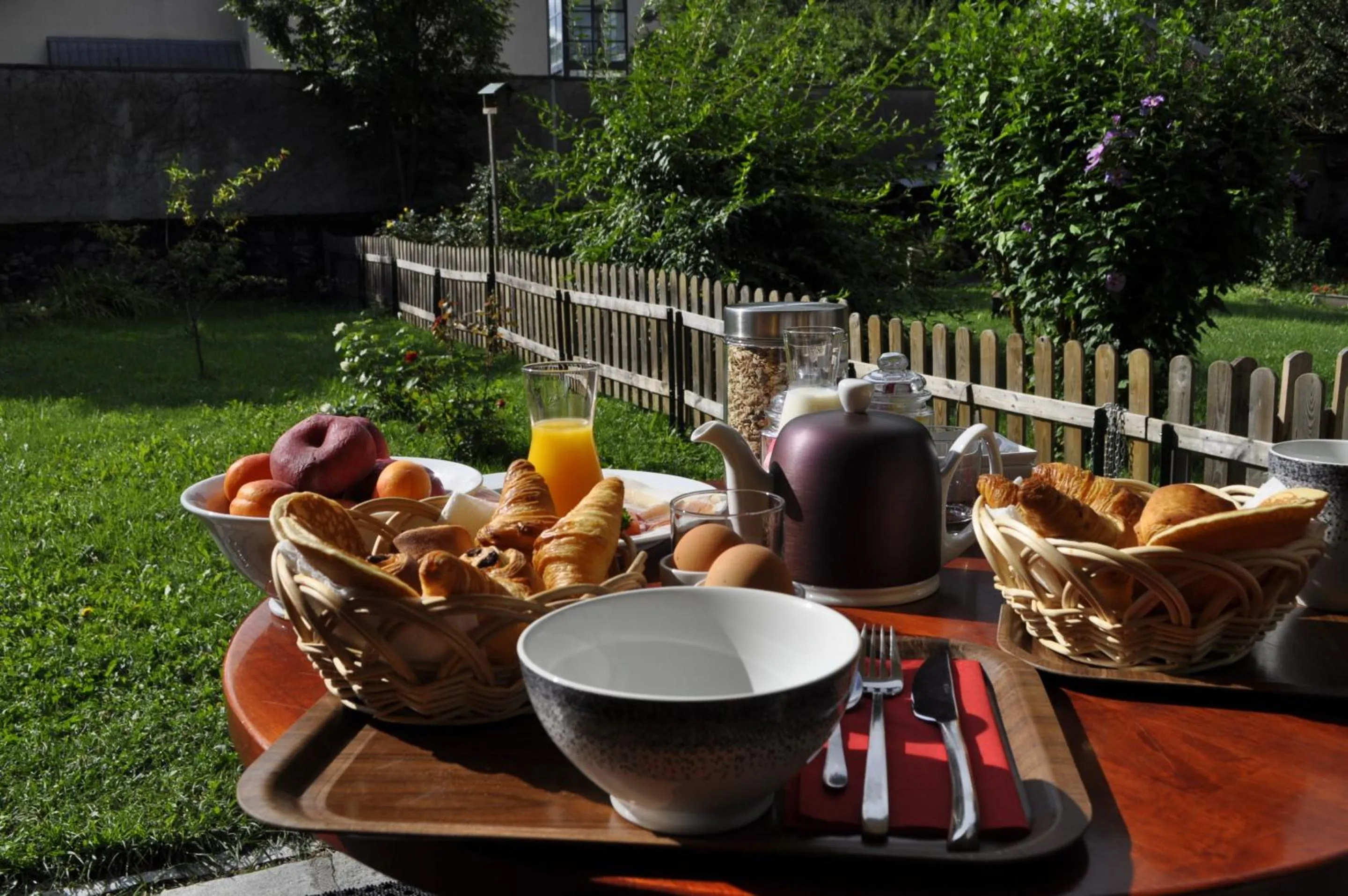 Dining area in Chalet la Cachette Cyclists & Skiers