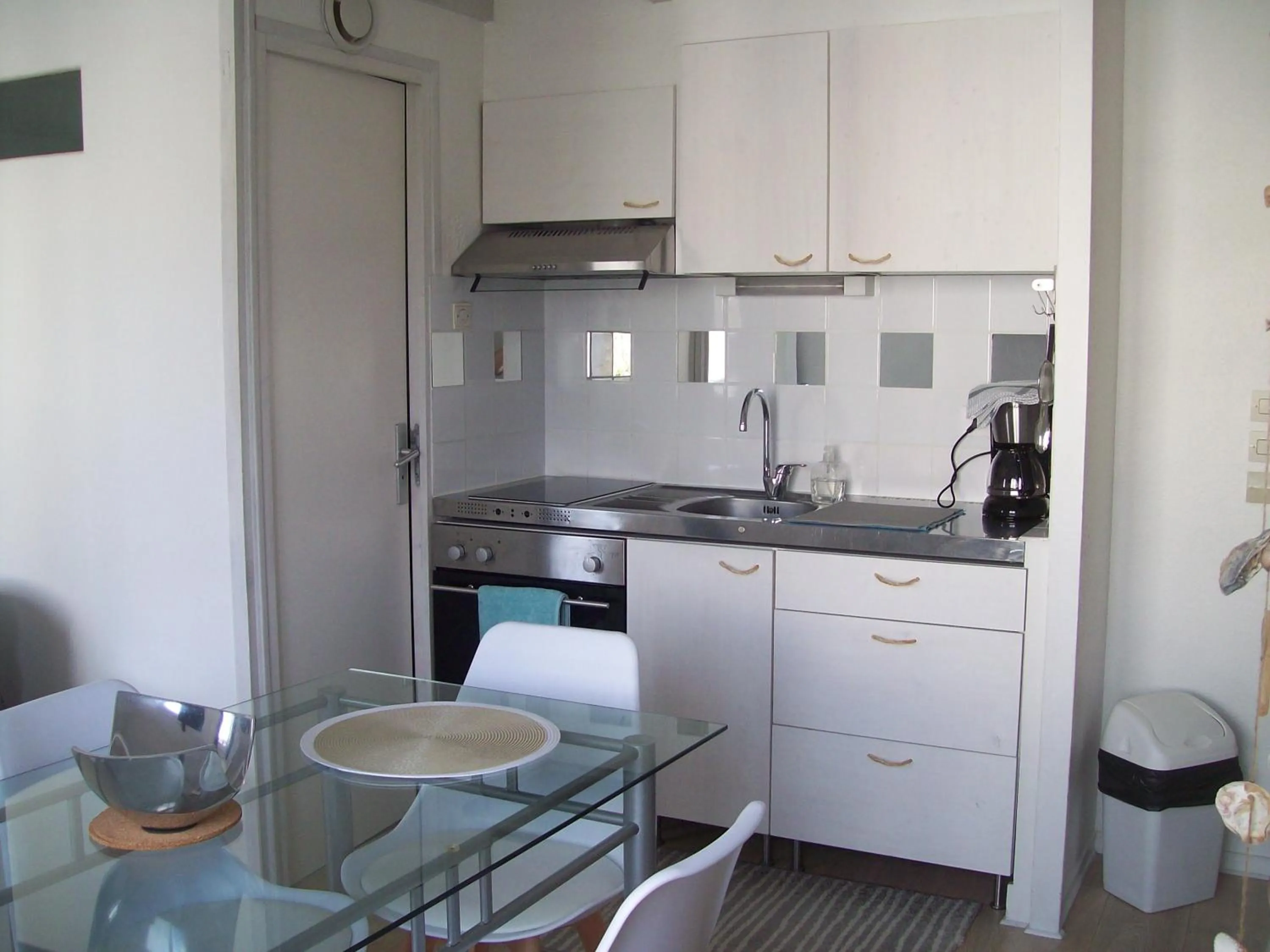 Kitchen or kitchenette in Appartements Les remparts d'Alienor