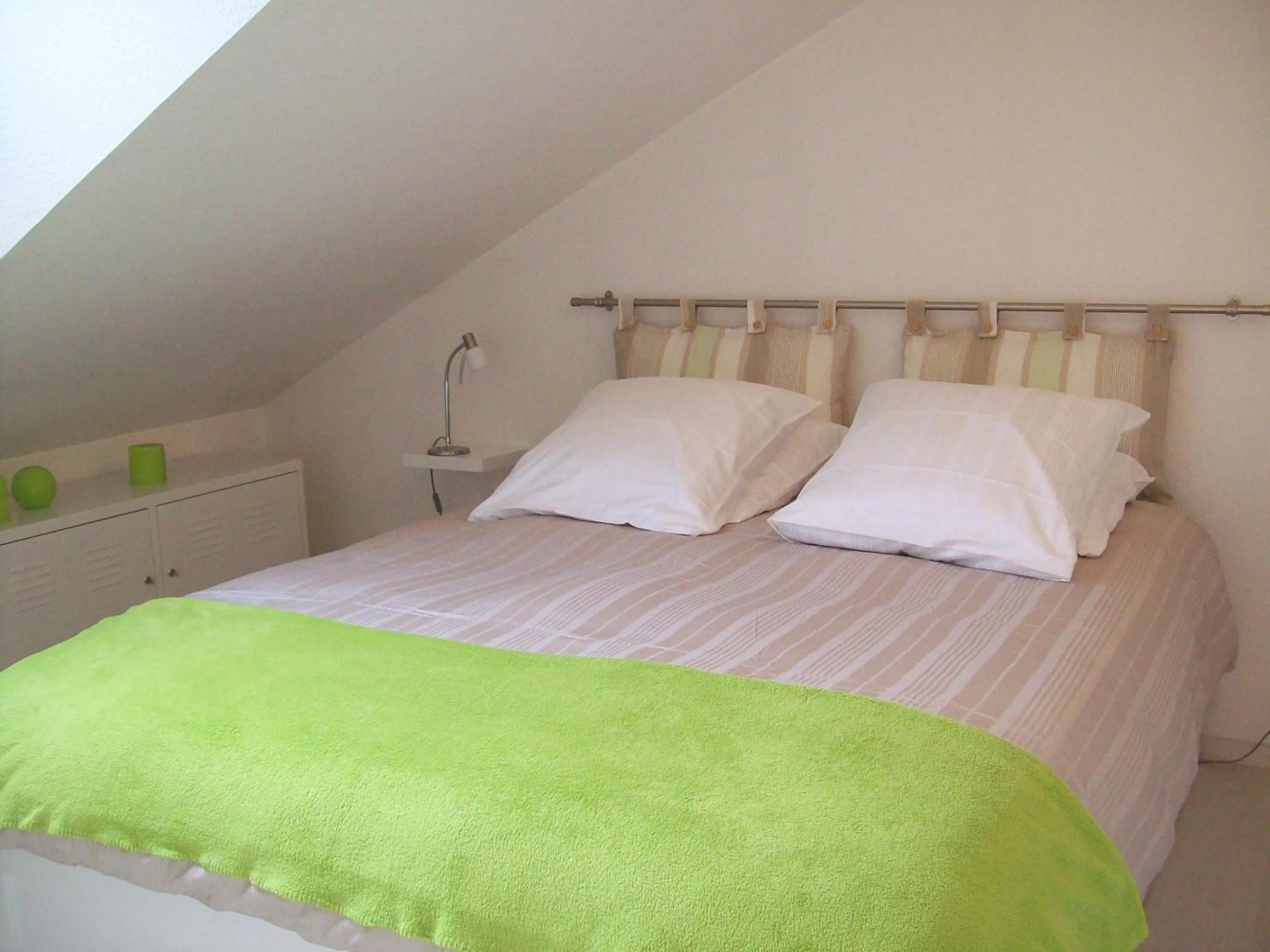 Photo of the whole room, Bed in Appartements Les remparts d'Alienor