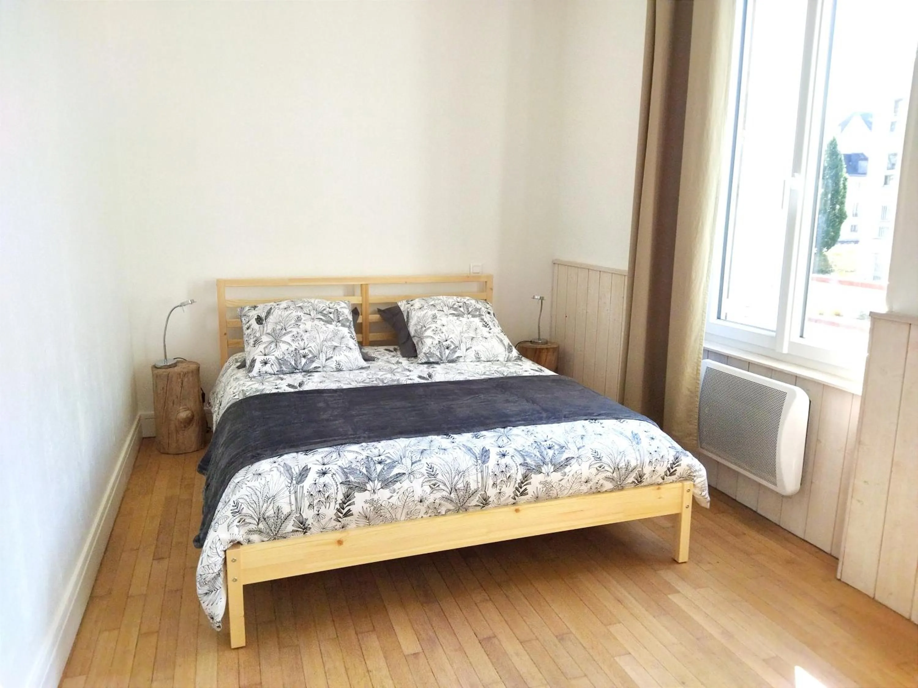 Bedroom, Bed in Appartements Les remparts d'Alienor