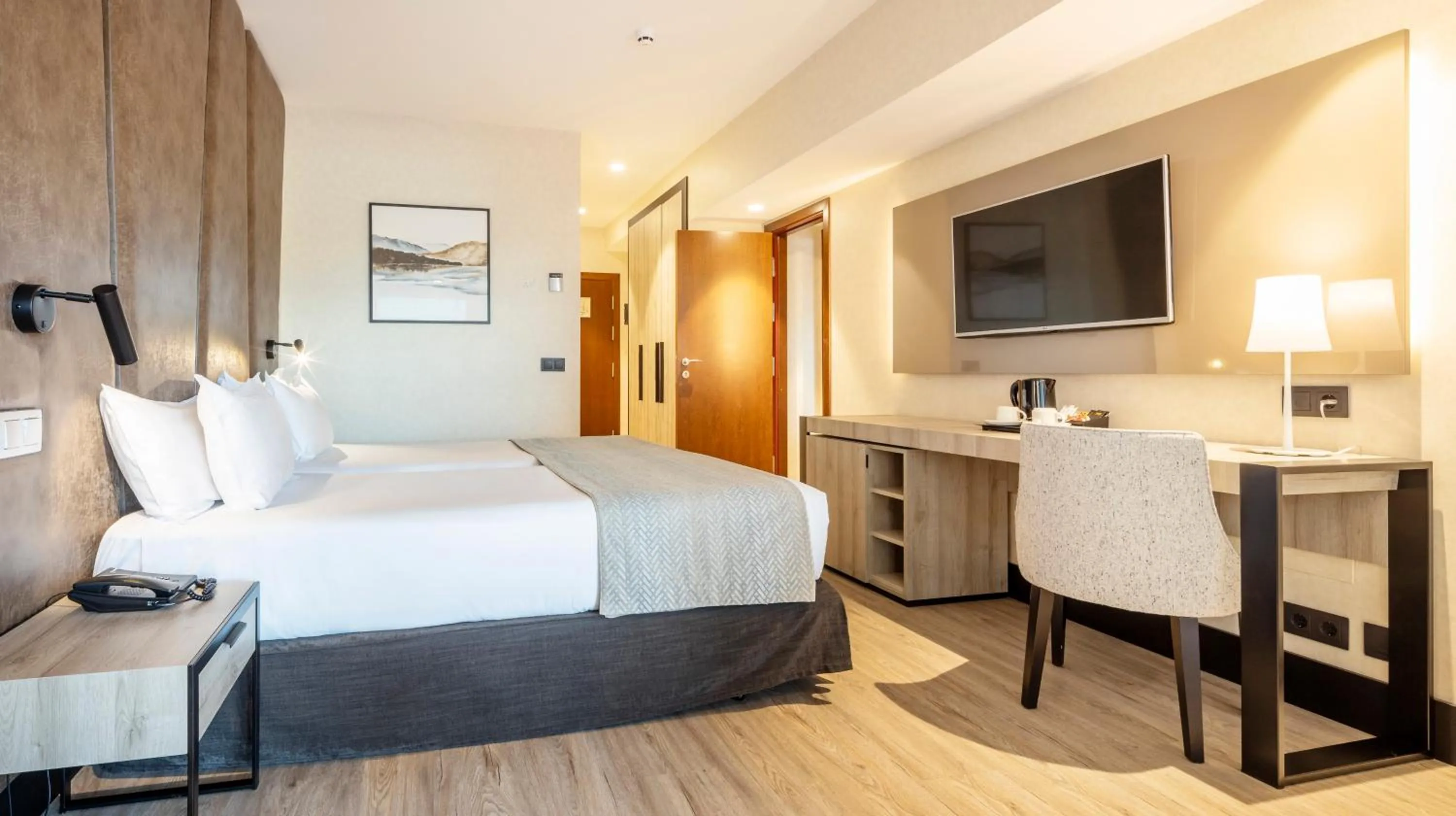 Photo of the whole room, Bed in Ilunion Málaga