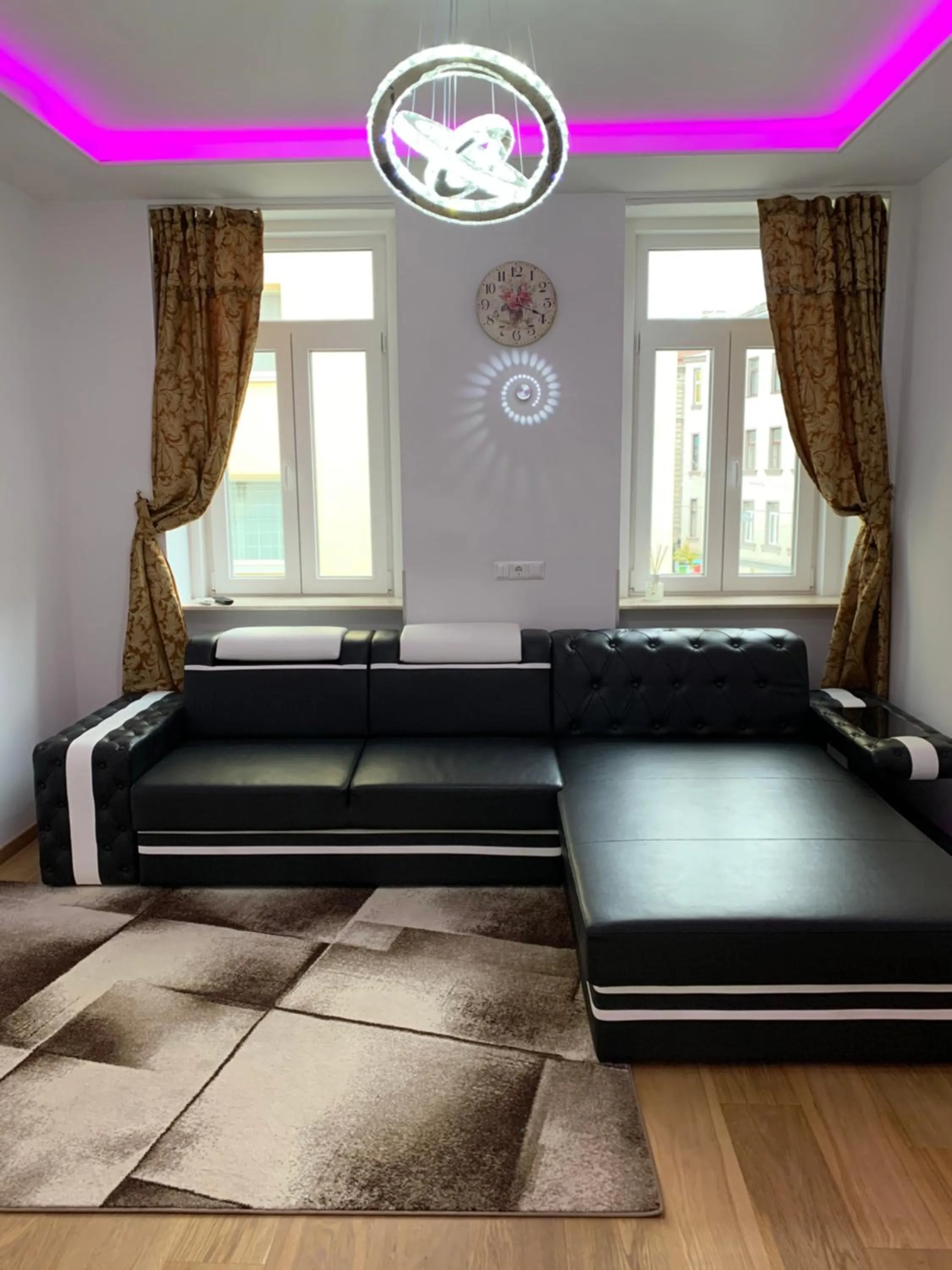 Living room, Bed in Colony Apartments