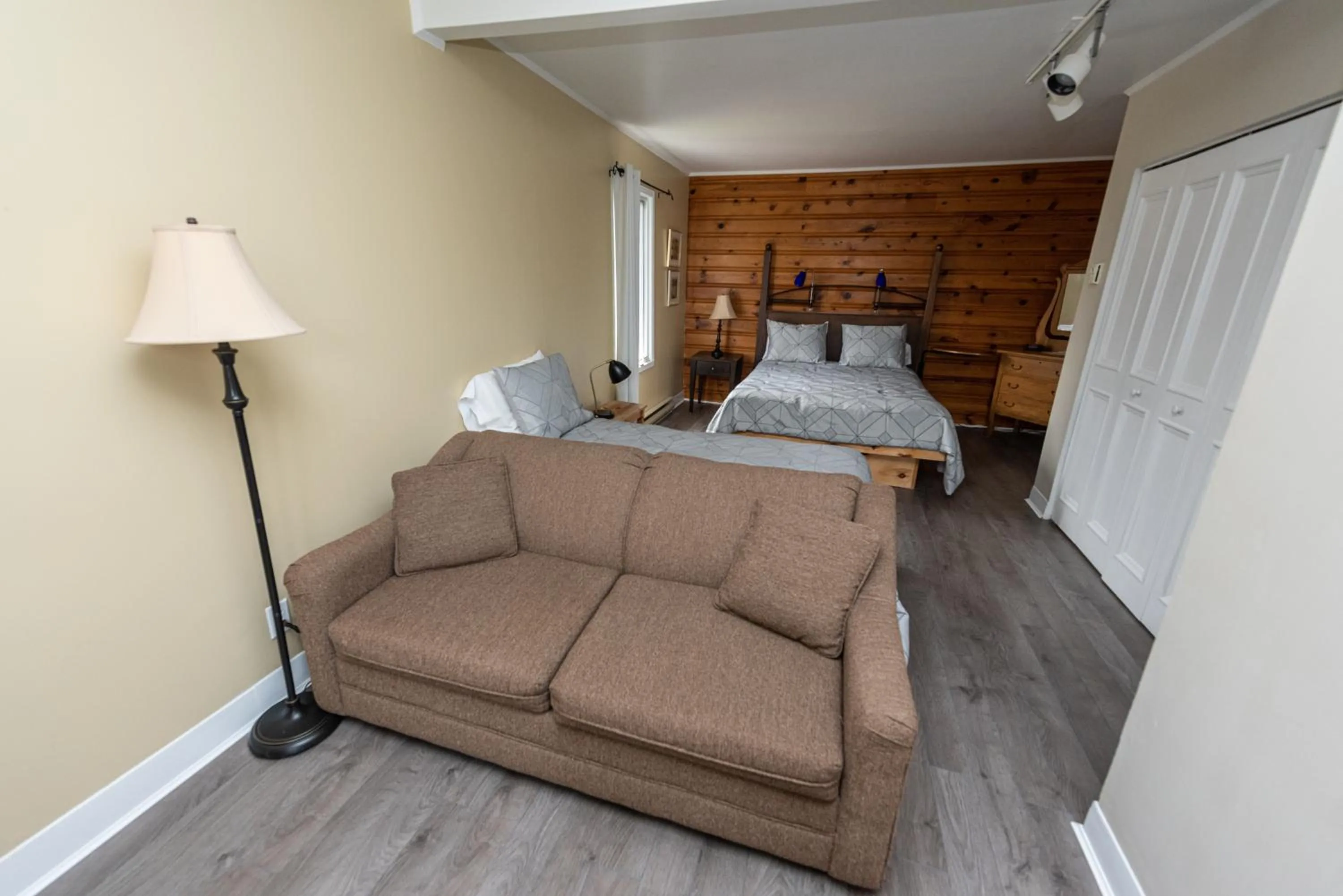 Bedroom, Bed in Auberge Beausejour