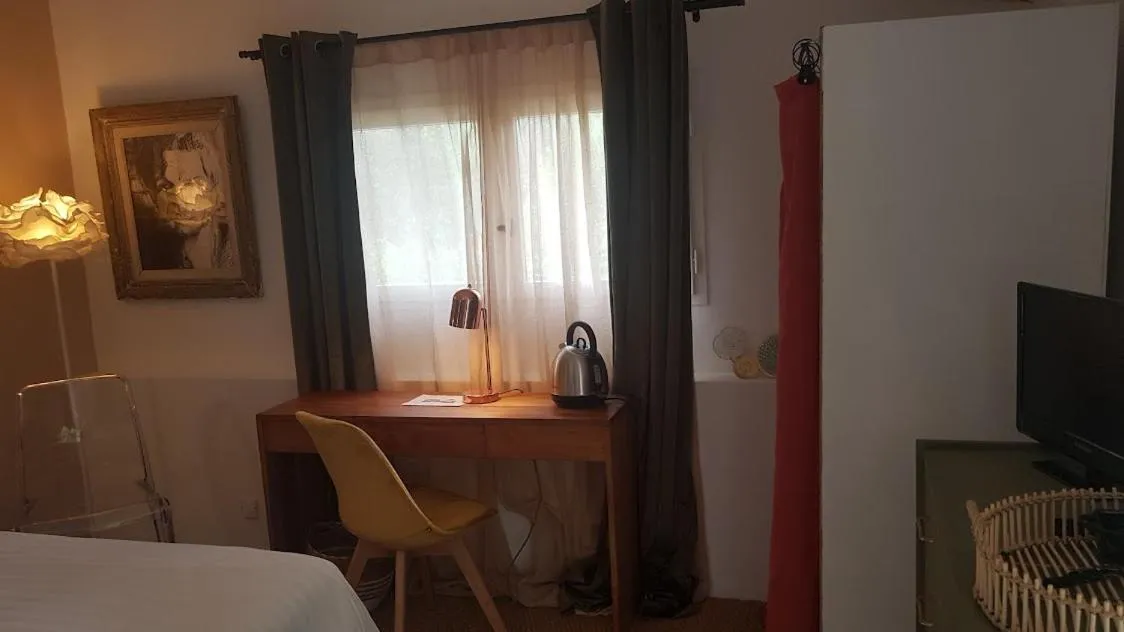 Seating area, Bed in La Maison de Charlie