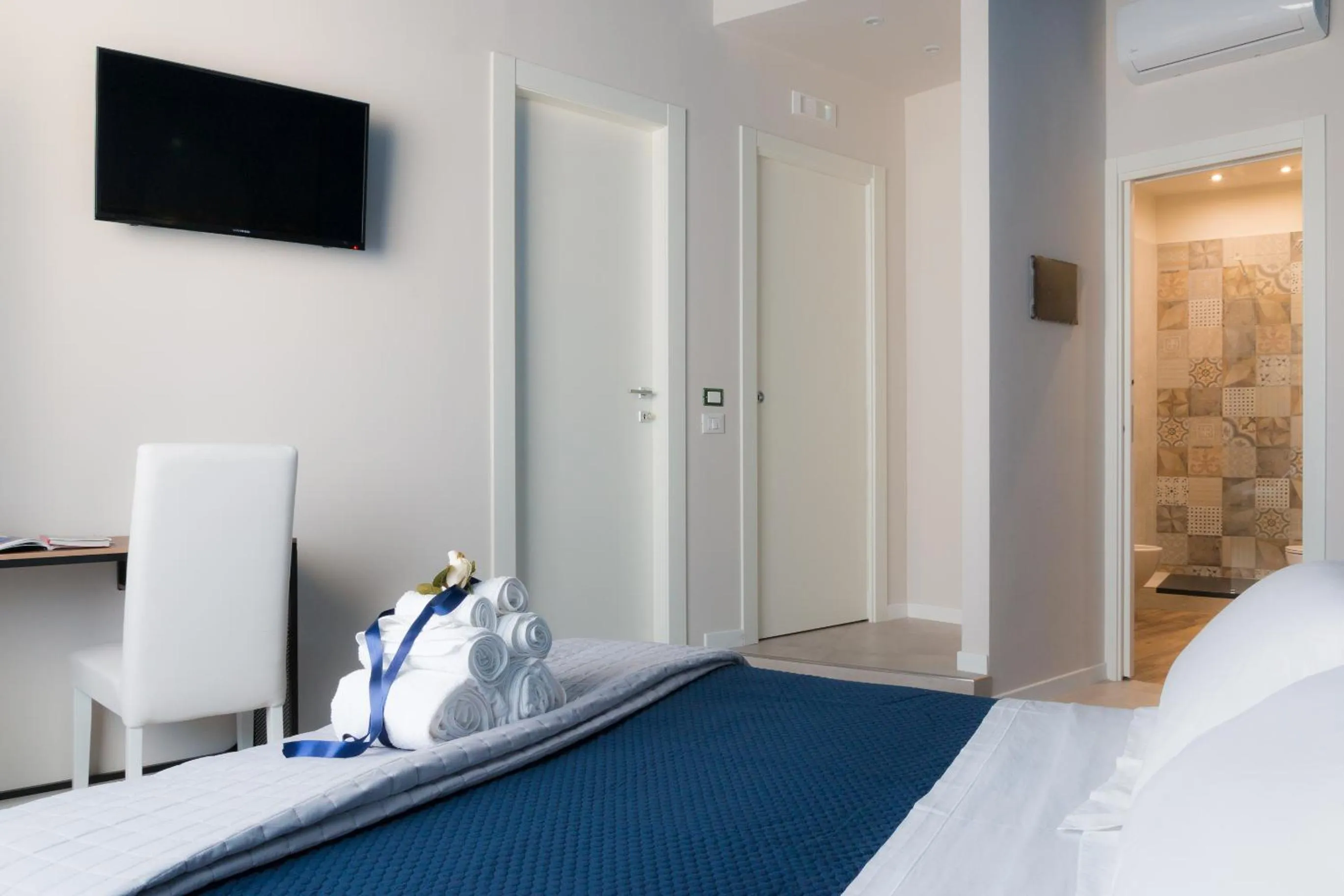 Photo of the whole room, Bed in PhotoGuest B&B