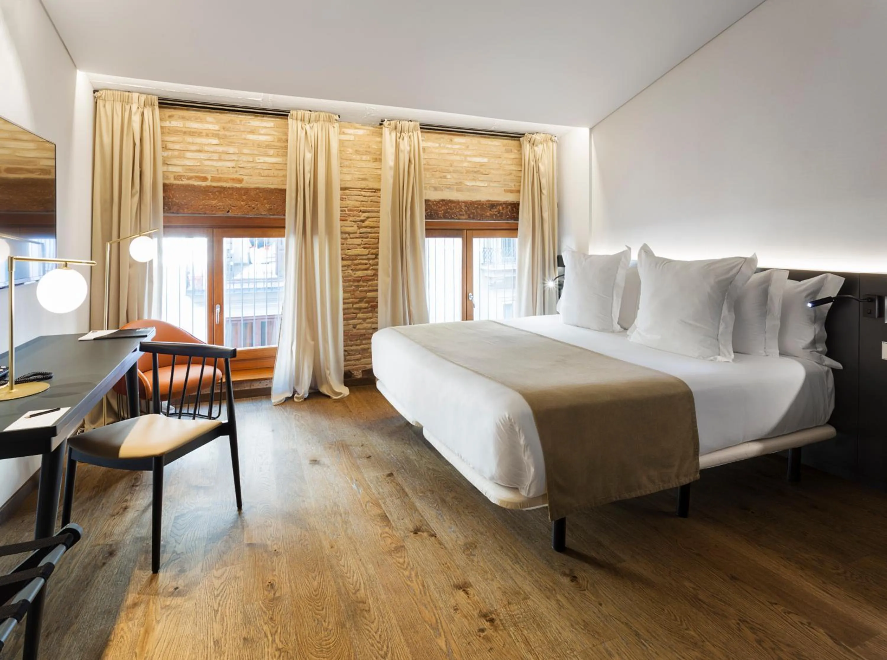 Bedroom, Bed in One Shot Mercat