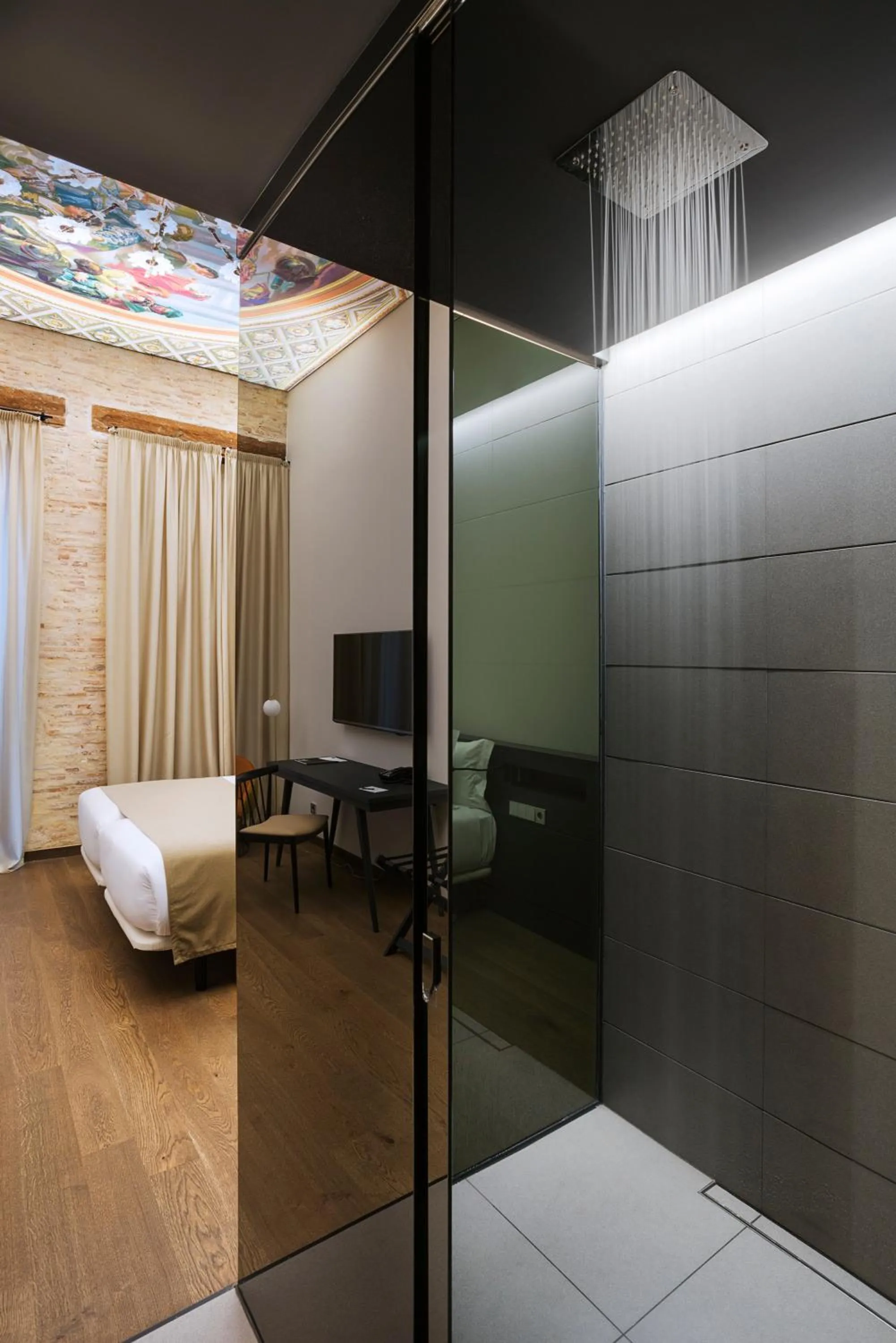 Shower, Bed in One Shot Mercat