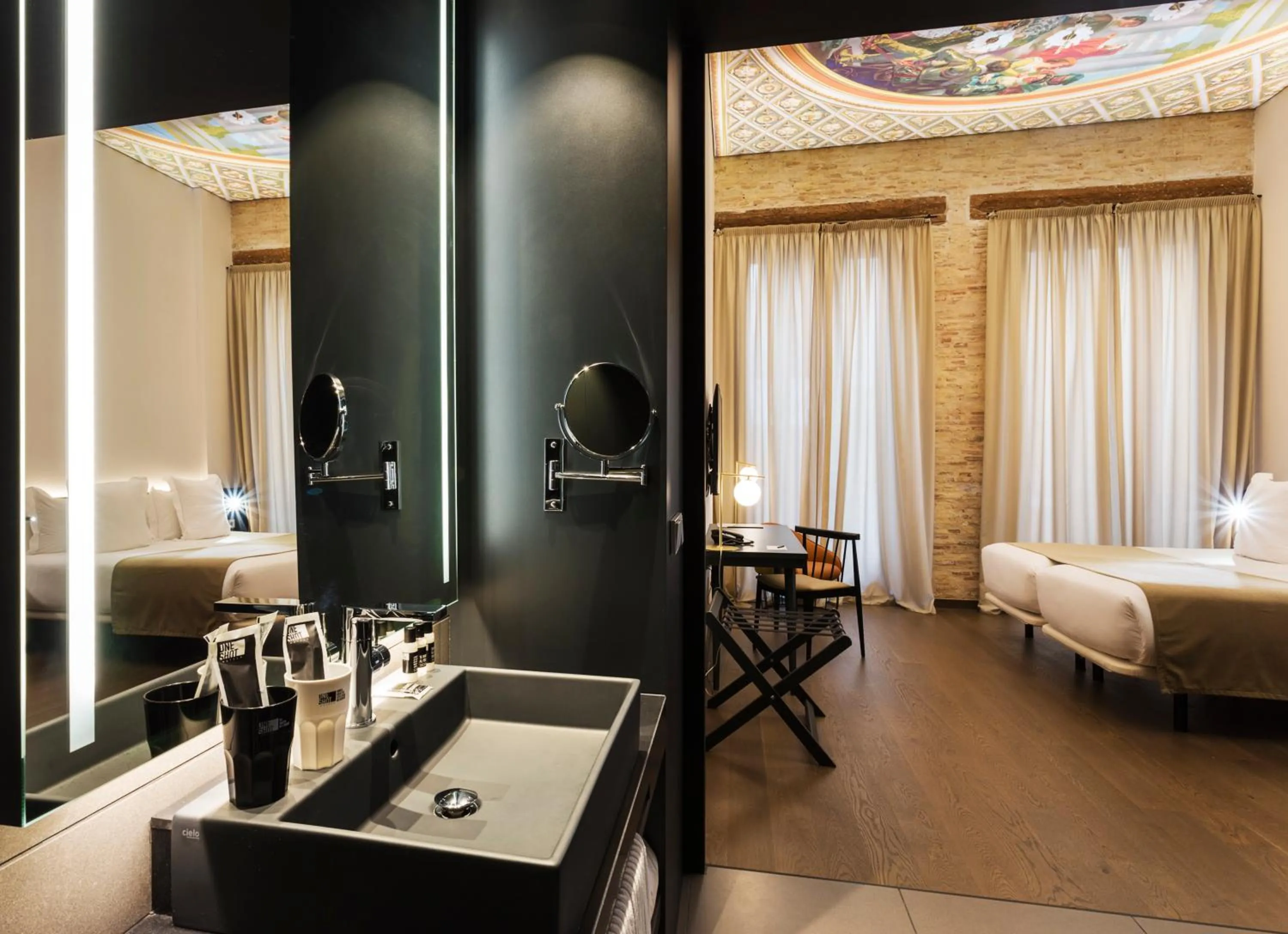 Bathroom, Bed in One Shot Mercat