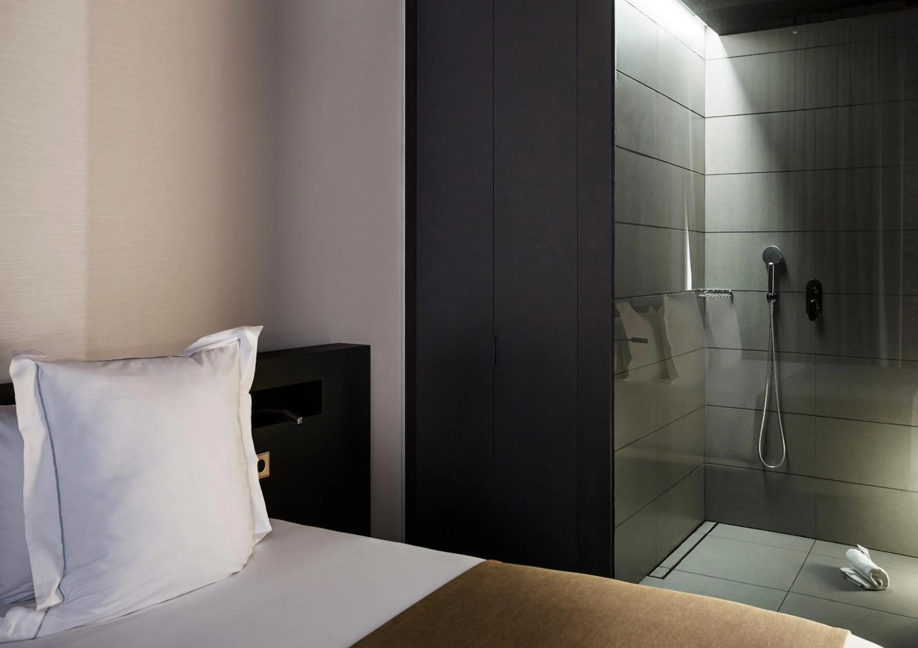 Shower, Bed in One Shot Mercat