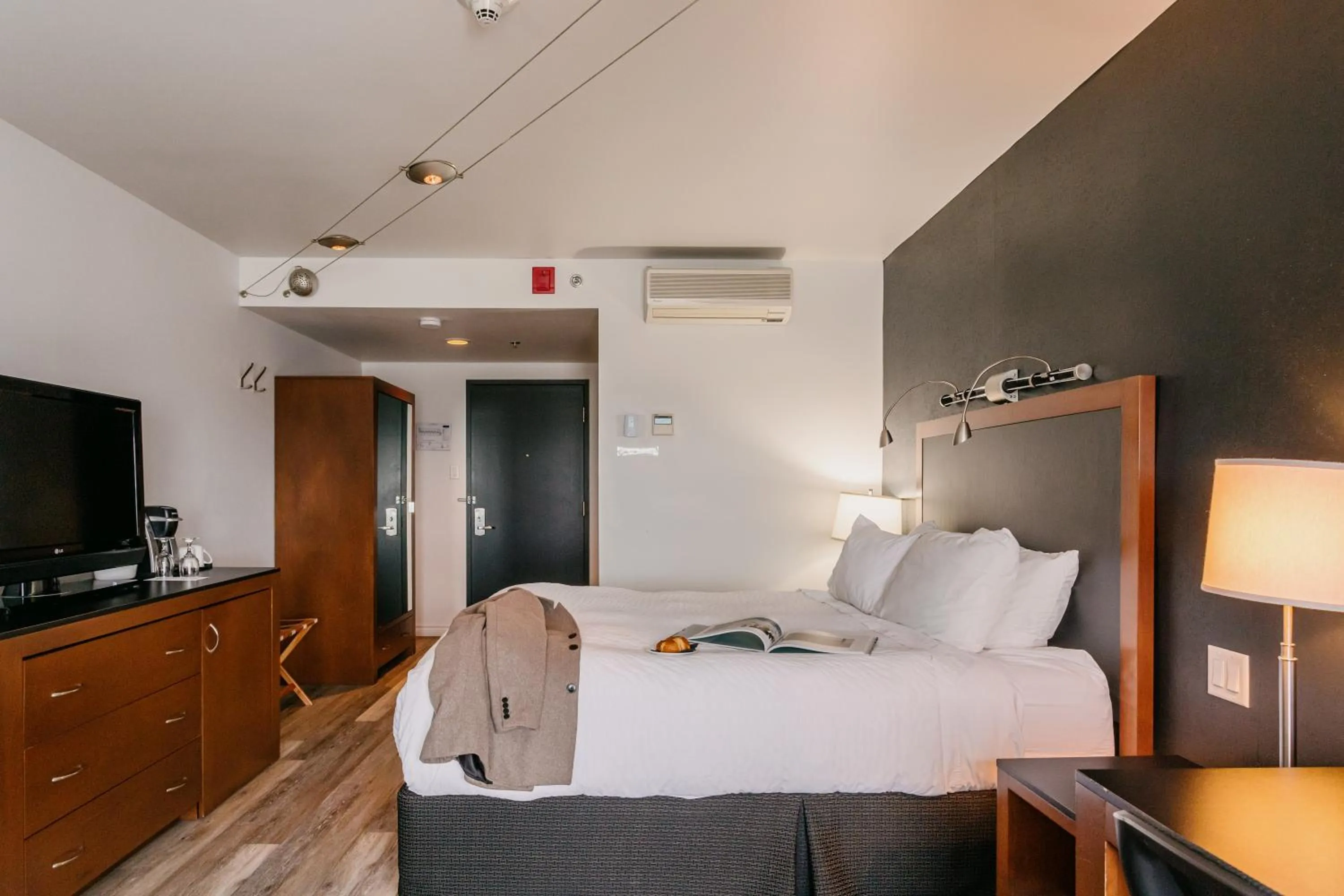 Photo of the whole room, Bed in Riotel Matane