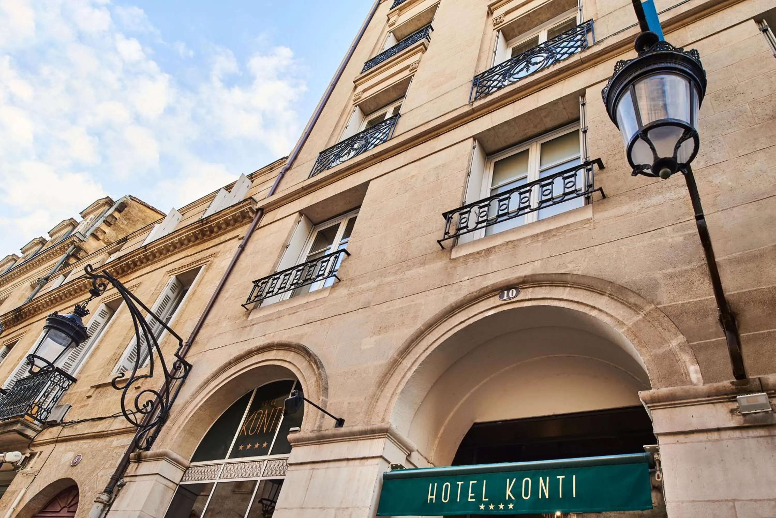Property building in Hotel Konti Bordeaux by HappyCulture
