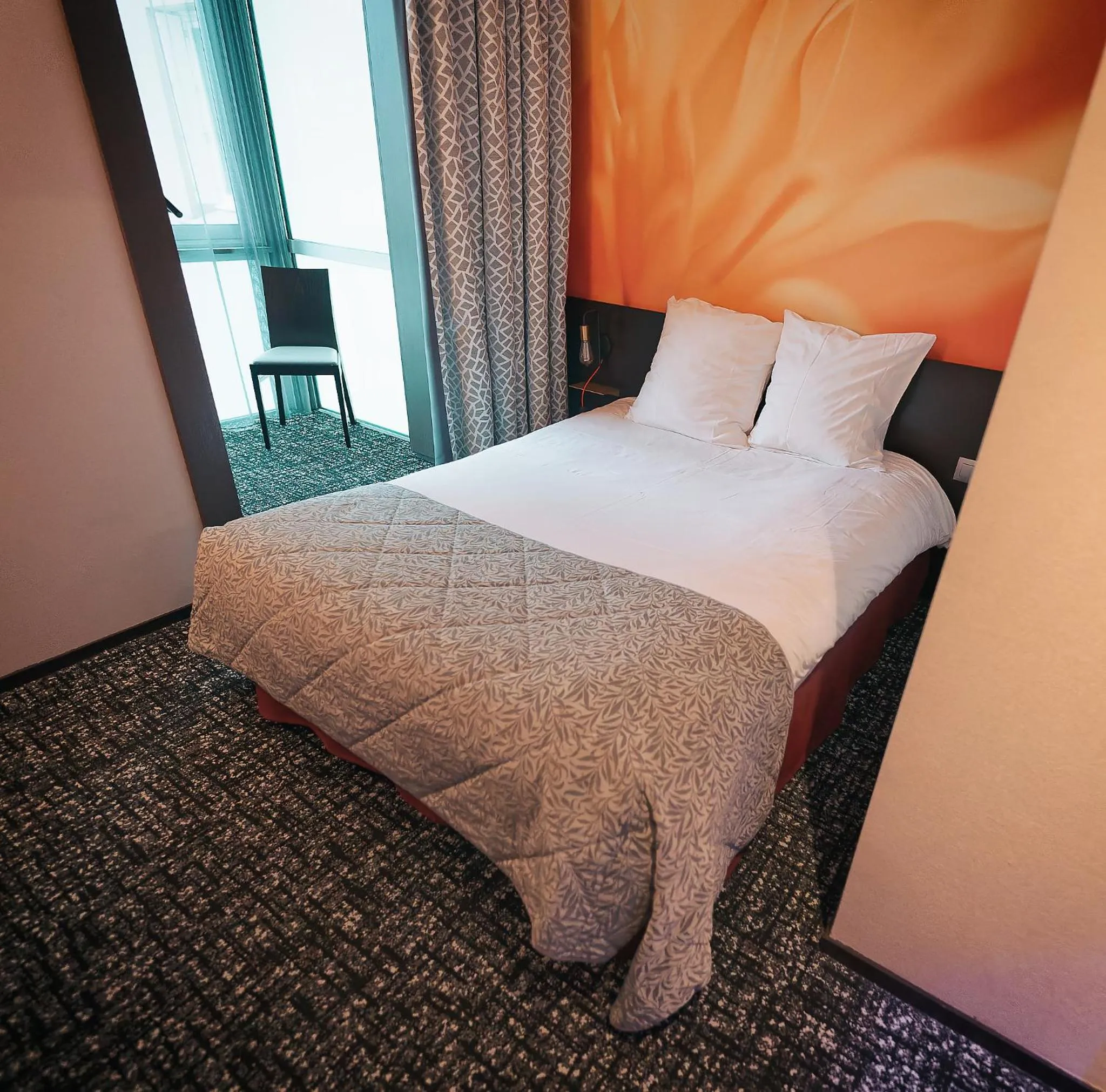 Bed in The Originals Boutique, Hôtel de la Paix, Brest