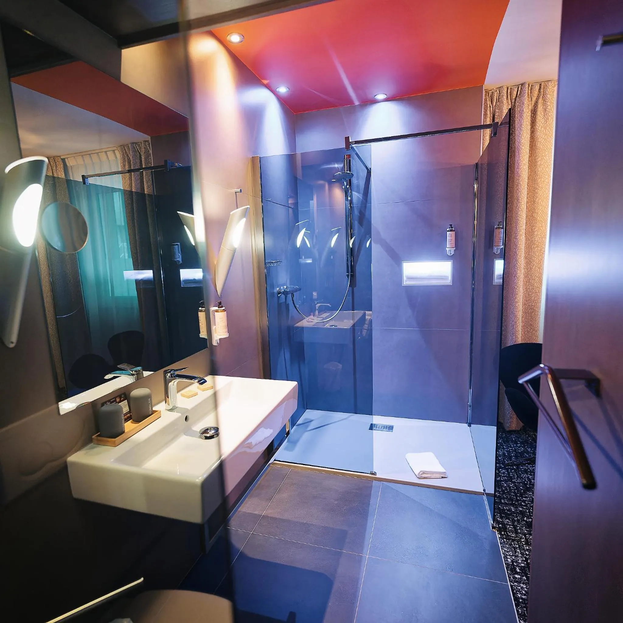 Shower in The Originals Boutique, Hôtel de la Paix, Brest