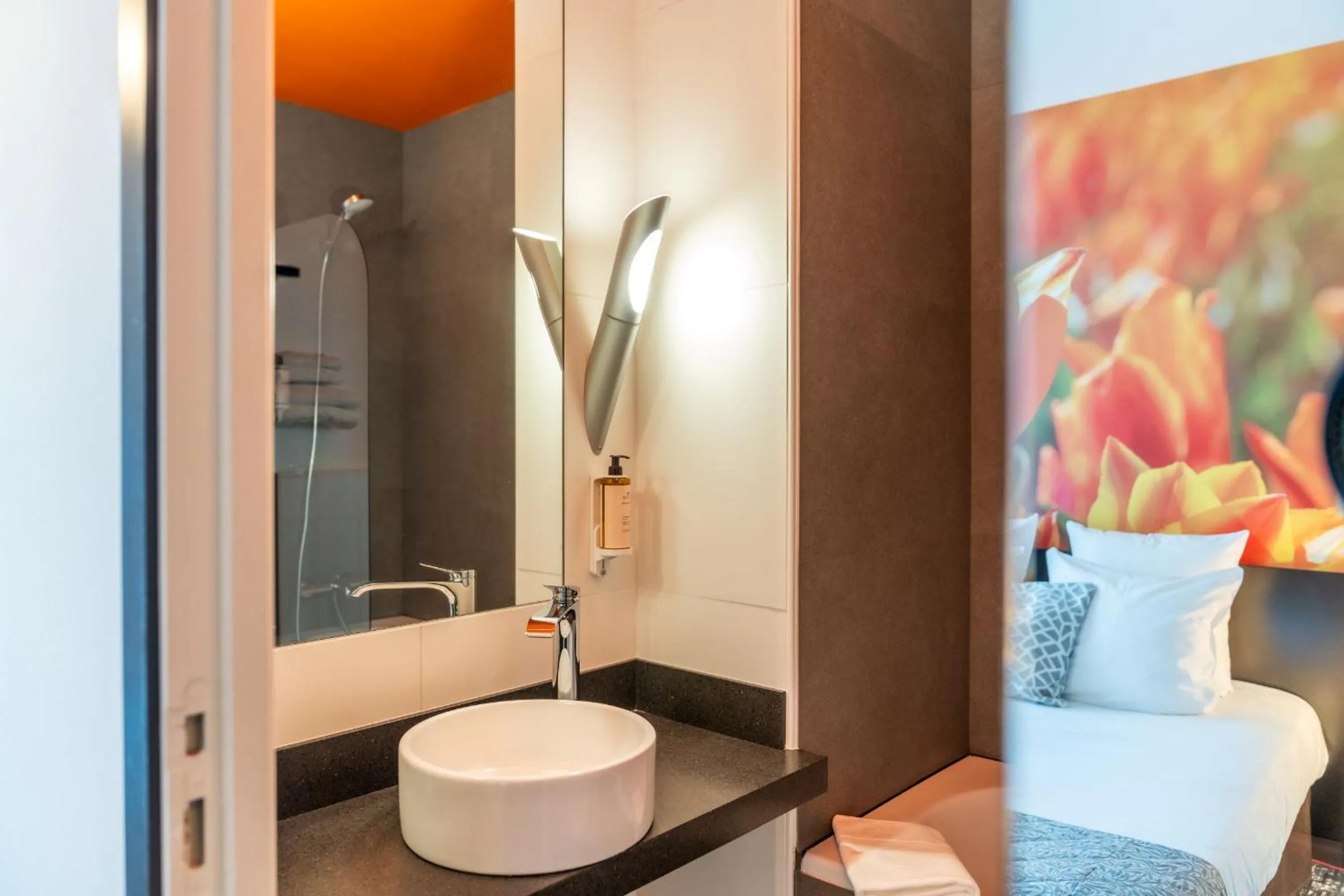 Bathroom in The Originals Boutique, Hôtel de la Paix, Brest