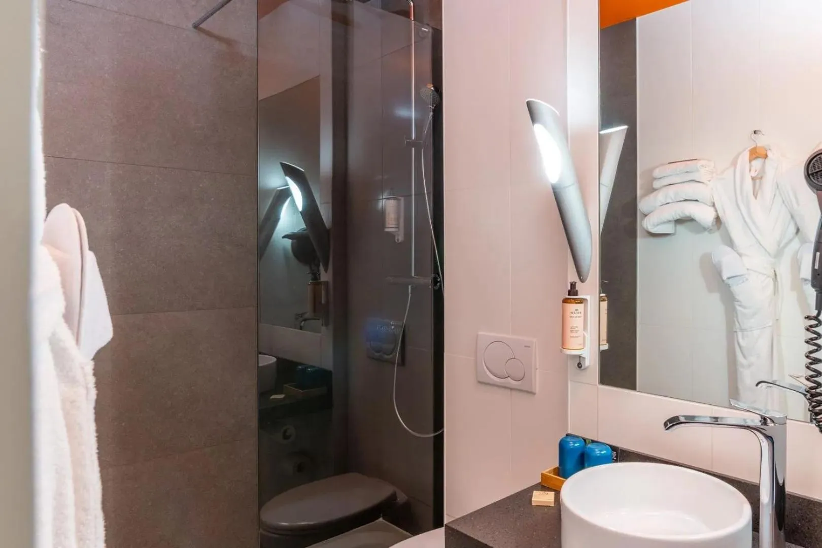 Bathroom in The Originals Boutique, Hôtel de la Paix, Brest