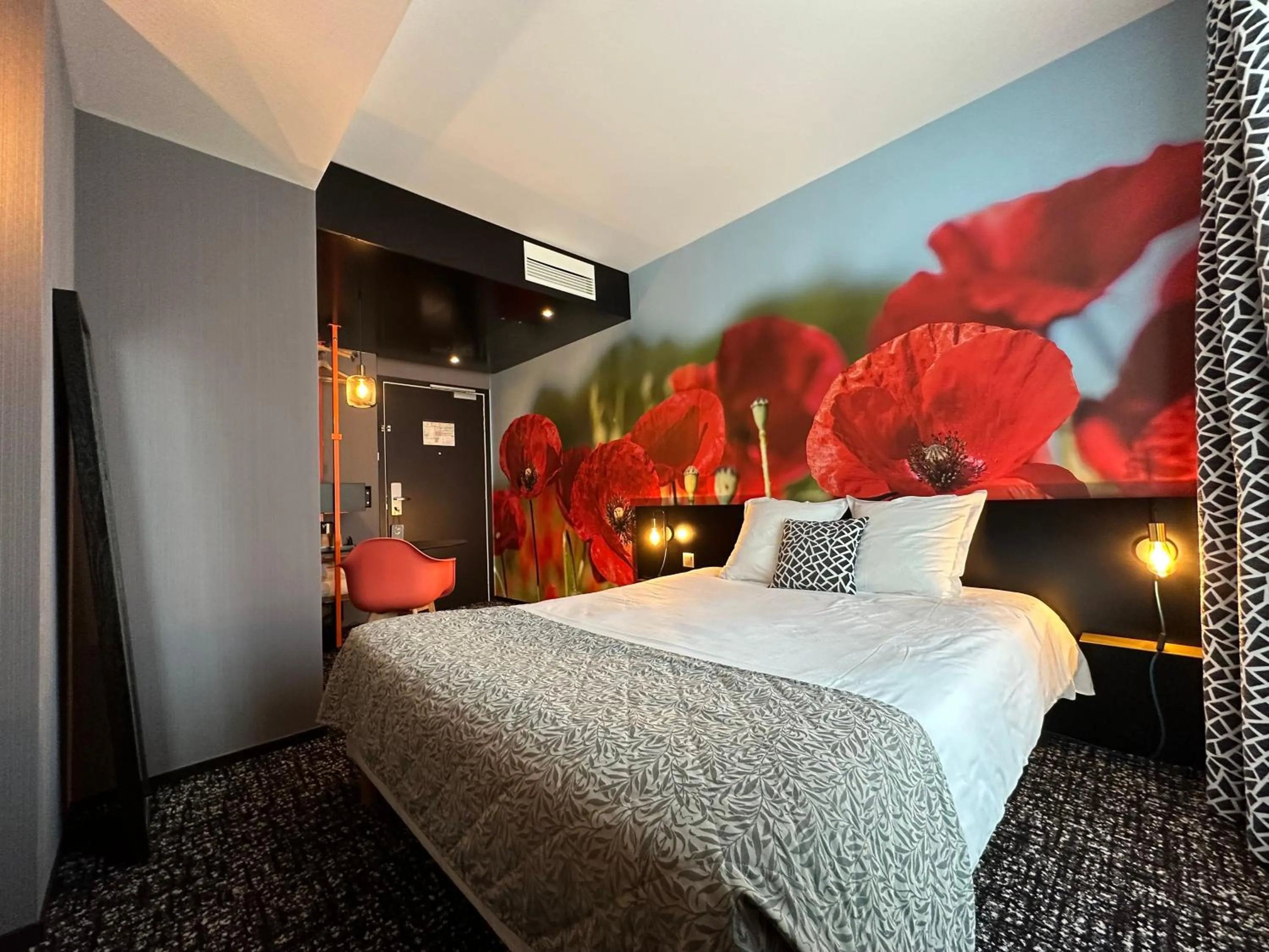 Photo of the whole room, Bed in The Originals Boutique, Hôtel de la Paix, Brest