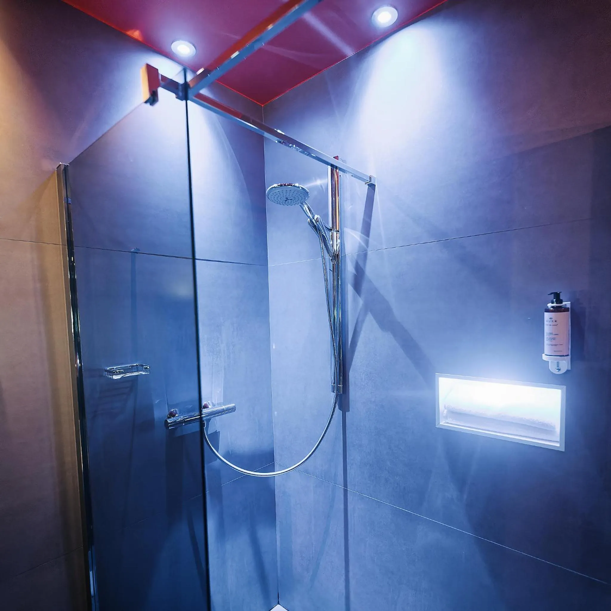 Shower in The Originals Boutique, Hôtel de la Paix, Brest