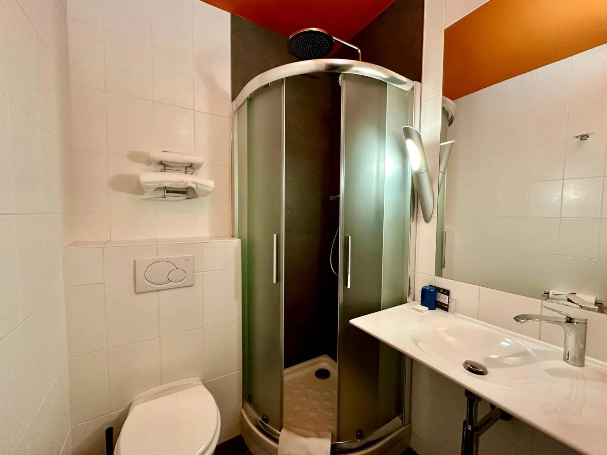 Bathroom in The Originals Boutique, Hôtel de la Paix, Brest