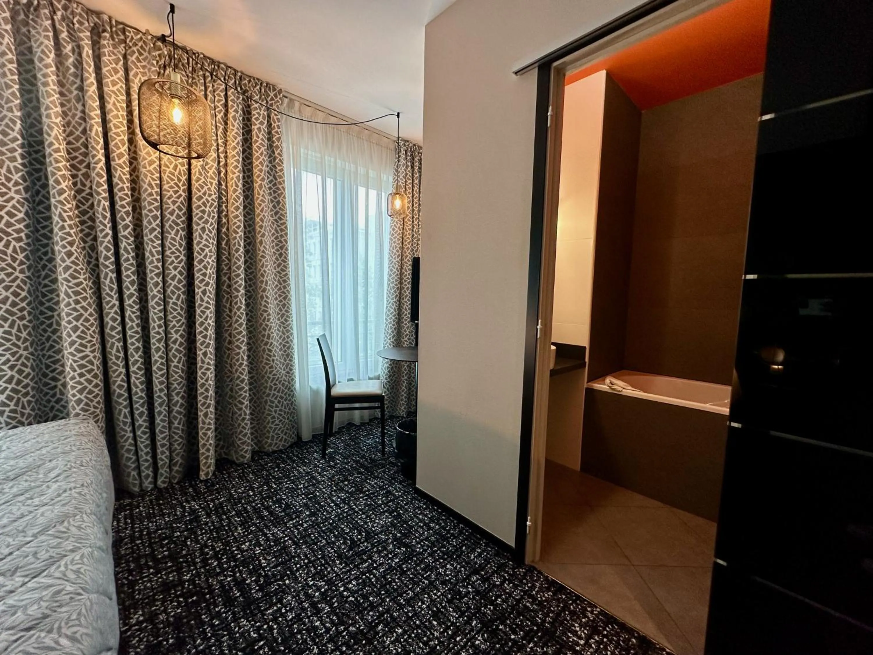 Bathroom, Bed in The Originals Boutique, Hôtel de la Paix, Brest