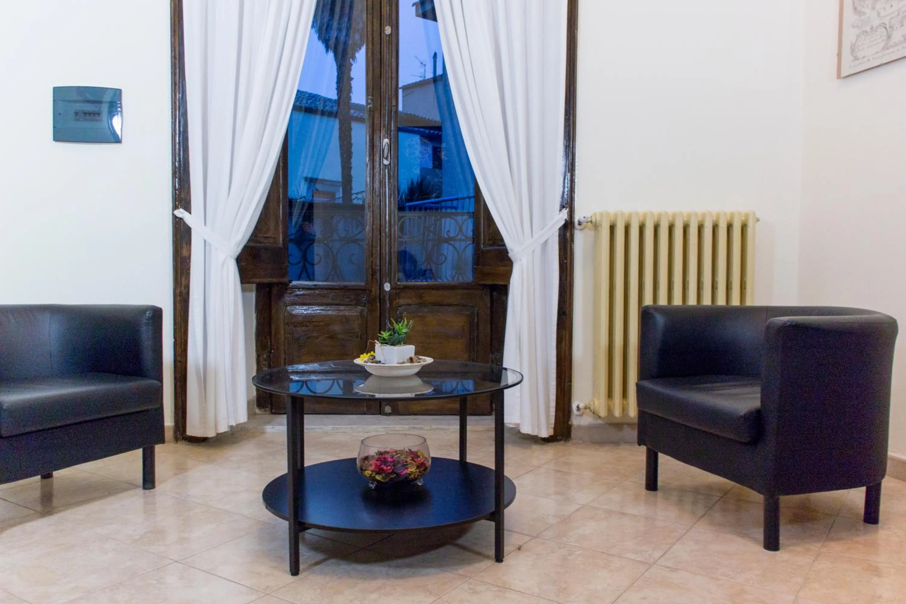 Communal lounge/ TV room in Le Stanze Dell'Imperatore B&B