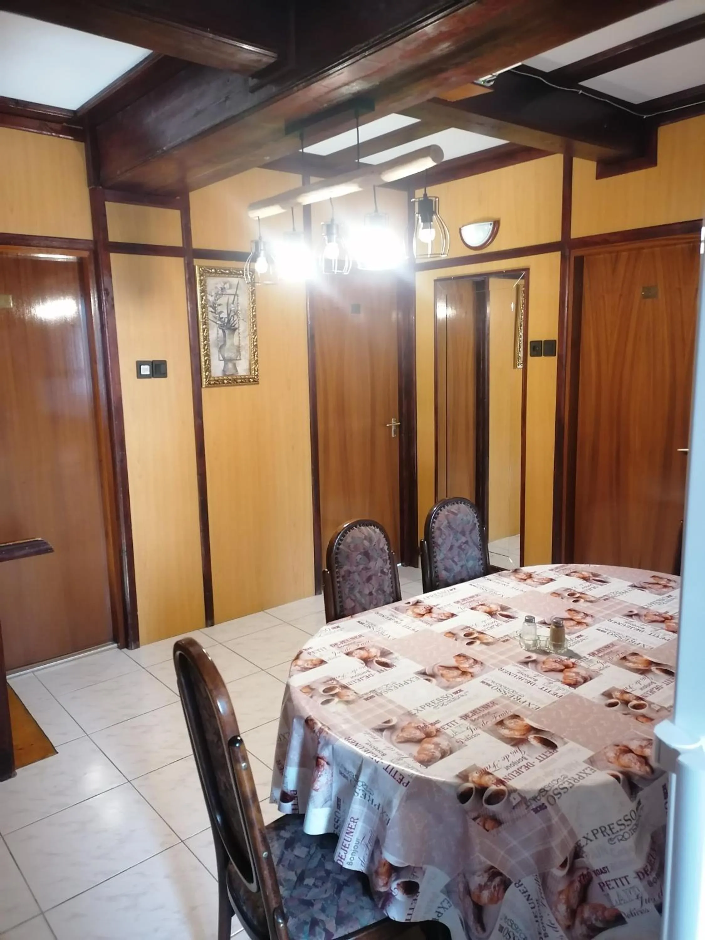 Dining area in Rubin Apartman