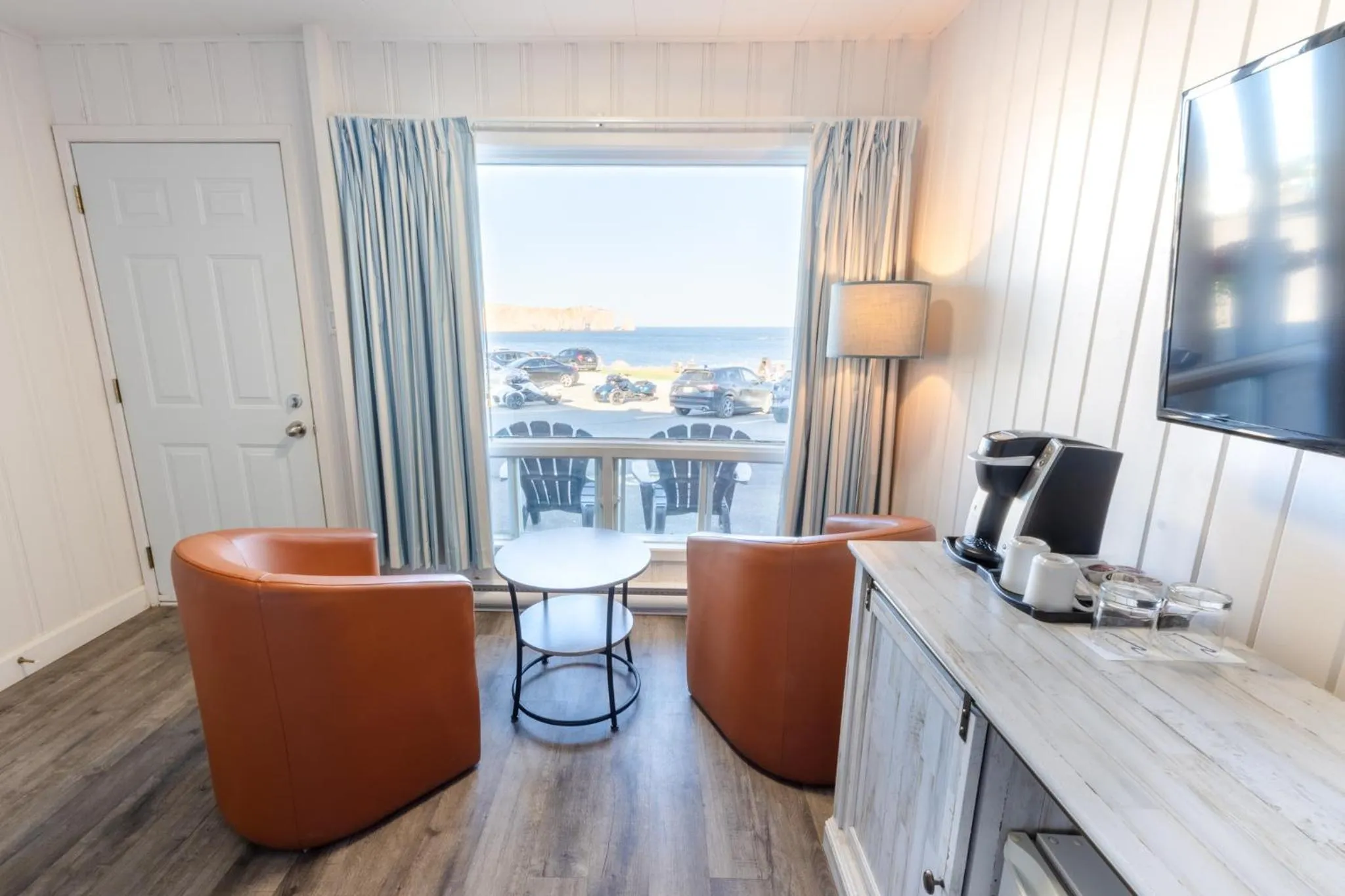 Photo of the whole room in Riotel Perce